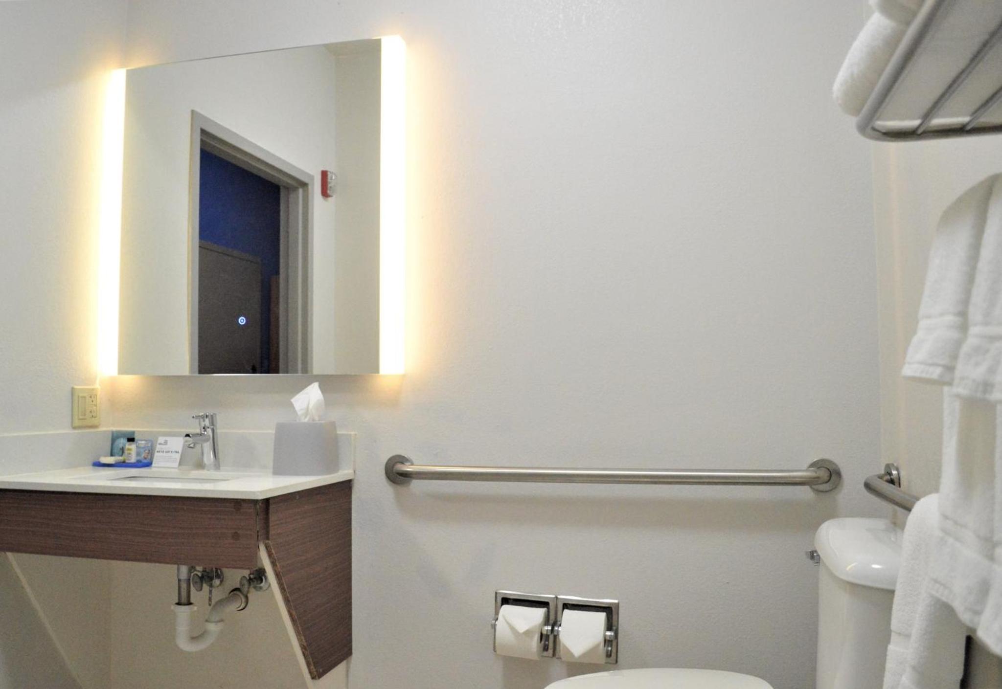 Standard King Room with Mobility Accessible Roll-In Shower - Photo 7