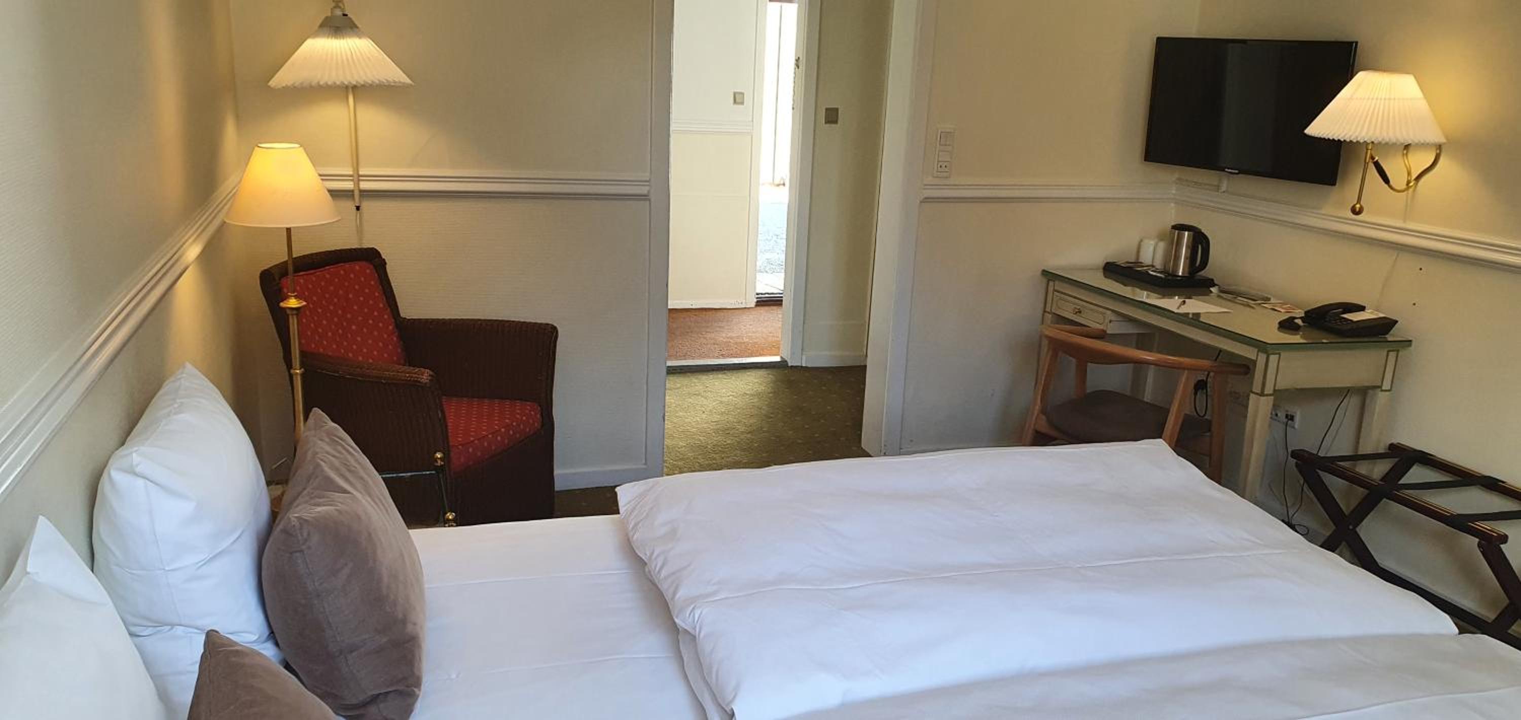 Standard Double Room - Photo 9