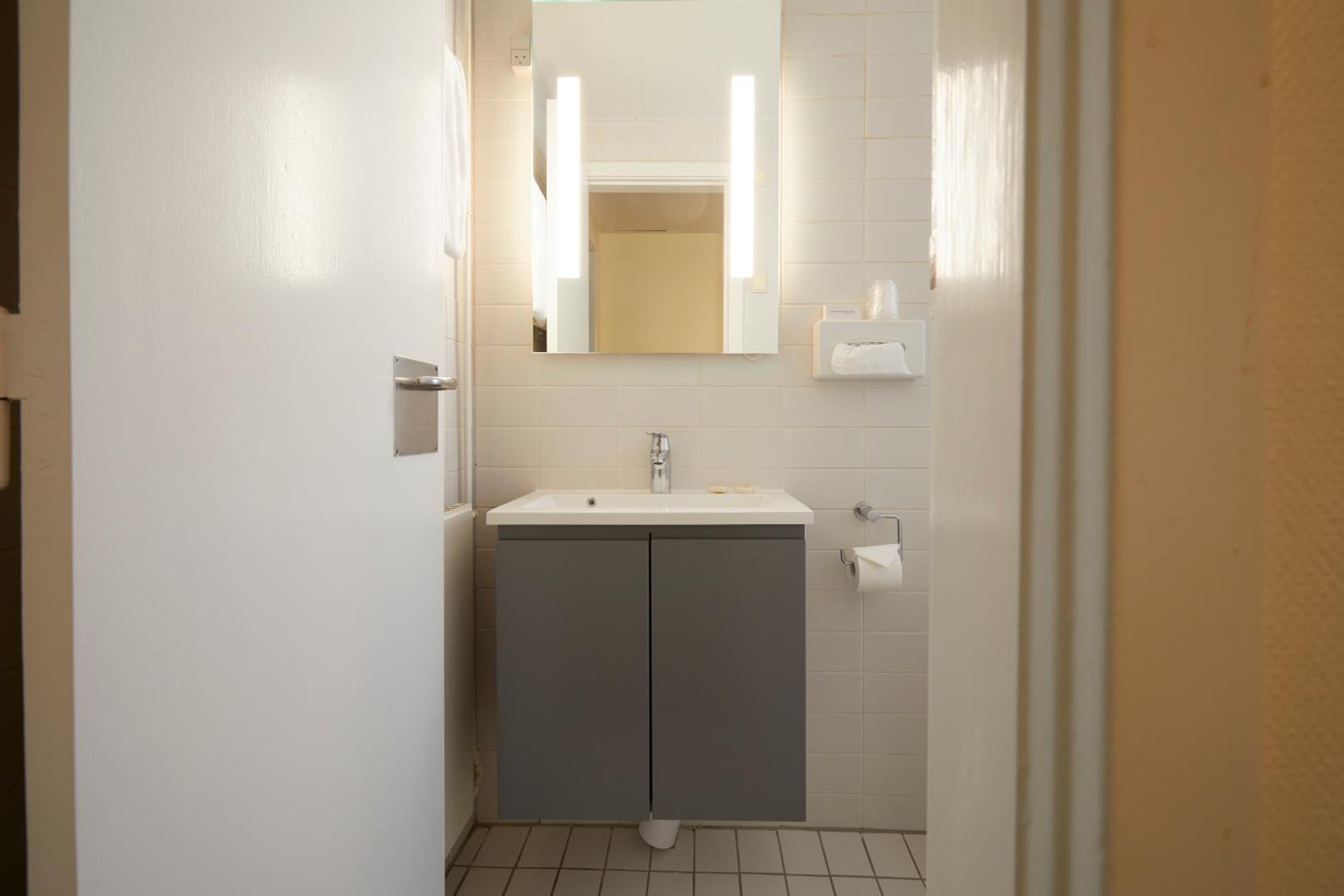 Standard Double Room - Photo 9