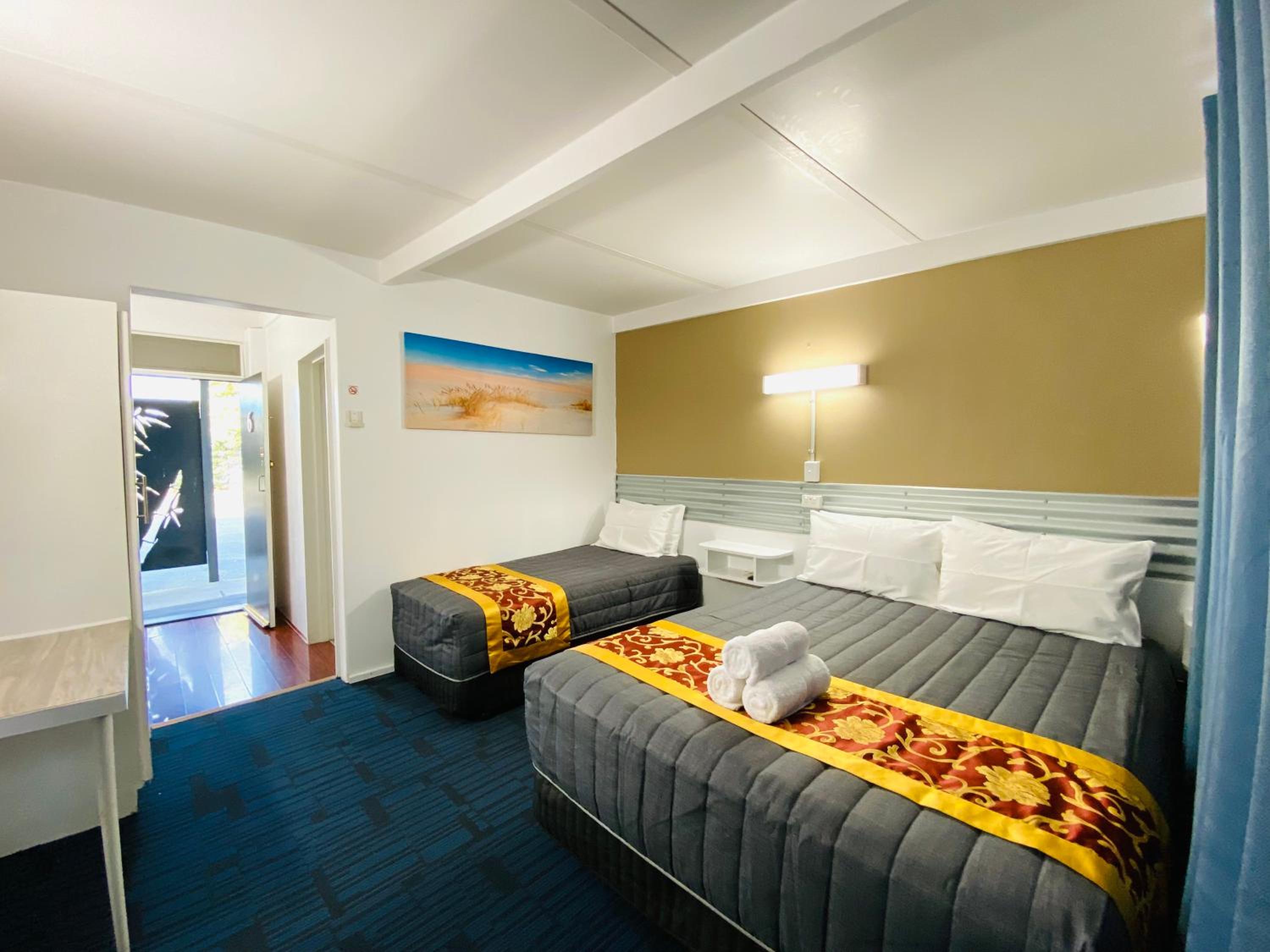 Budget Twin Room - Photo 11