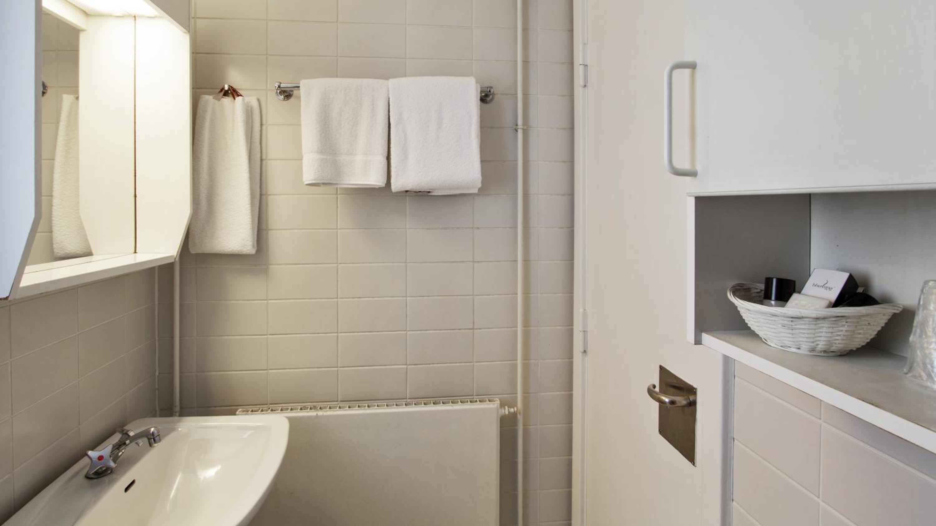 Standard Double Room - Photo 12