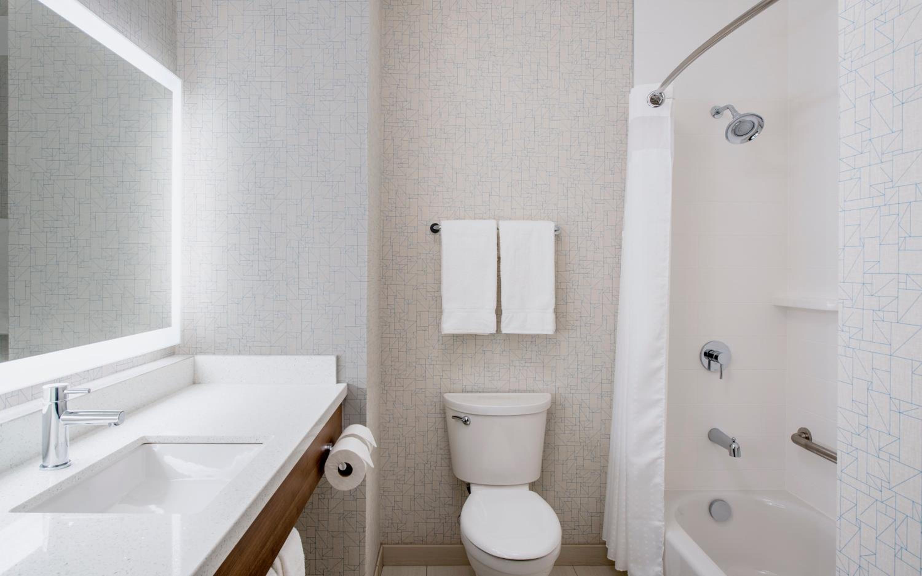 Queen Room with Two Queen Beds - Hearing Accessible/Non-Smoking photo 2