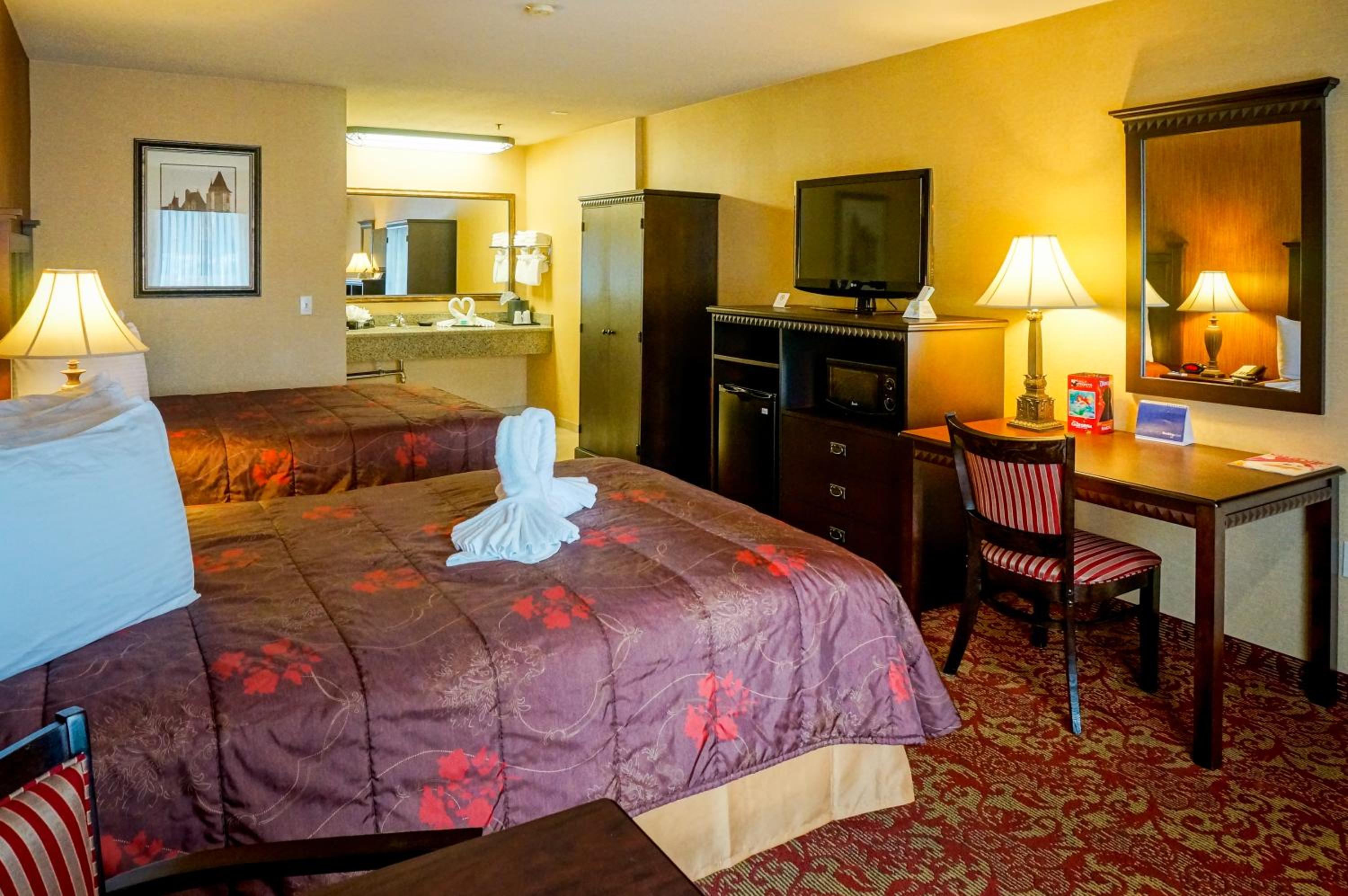 Queen Room with Two Queen Beds - Photo 3