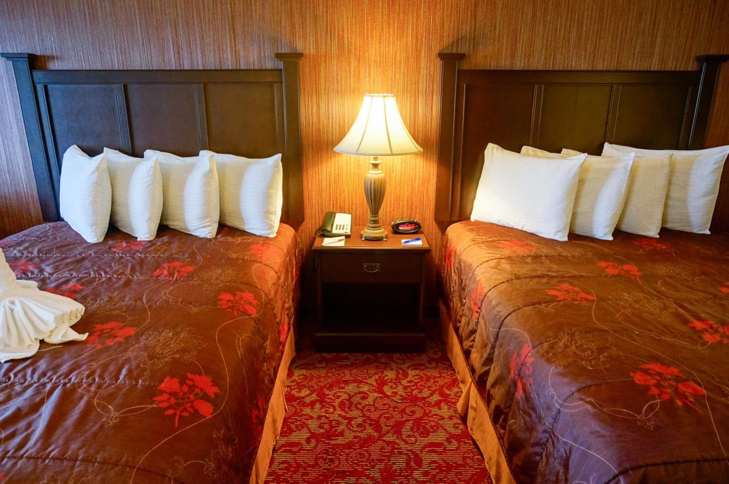 Queen Room with Two Queen Beds - Photo 4