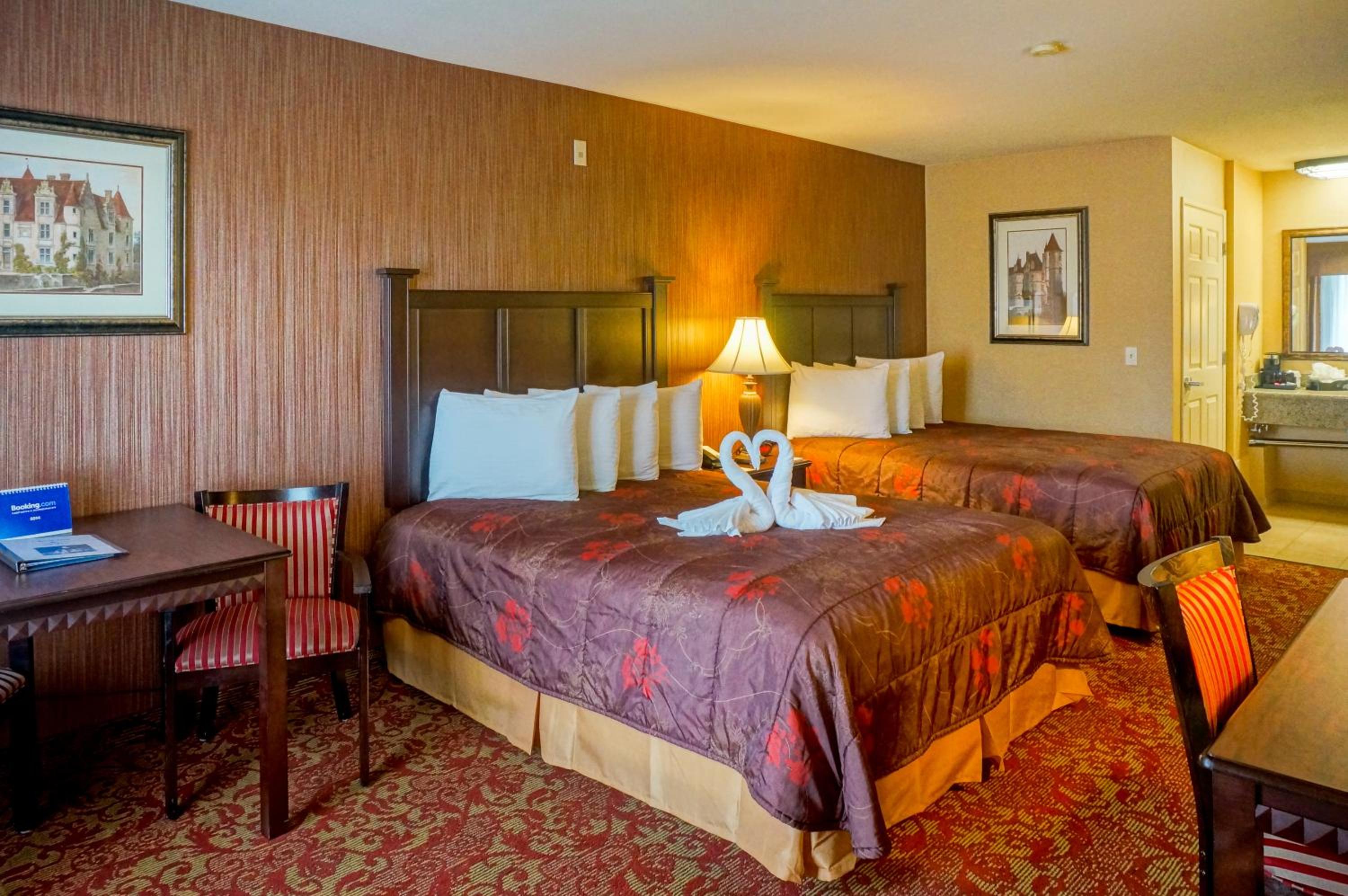 Queen Room with Two Queen Beds - Photo 5