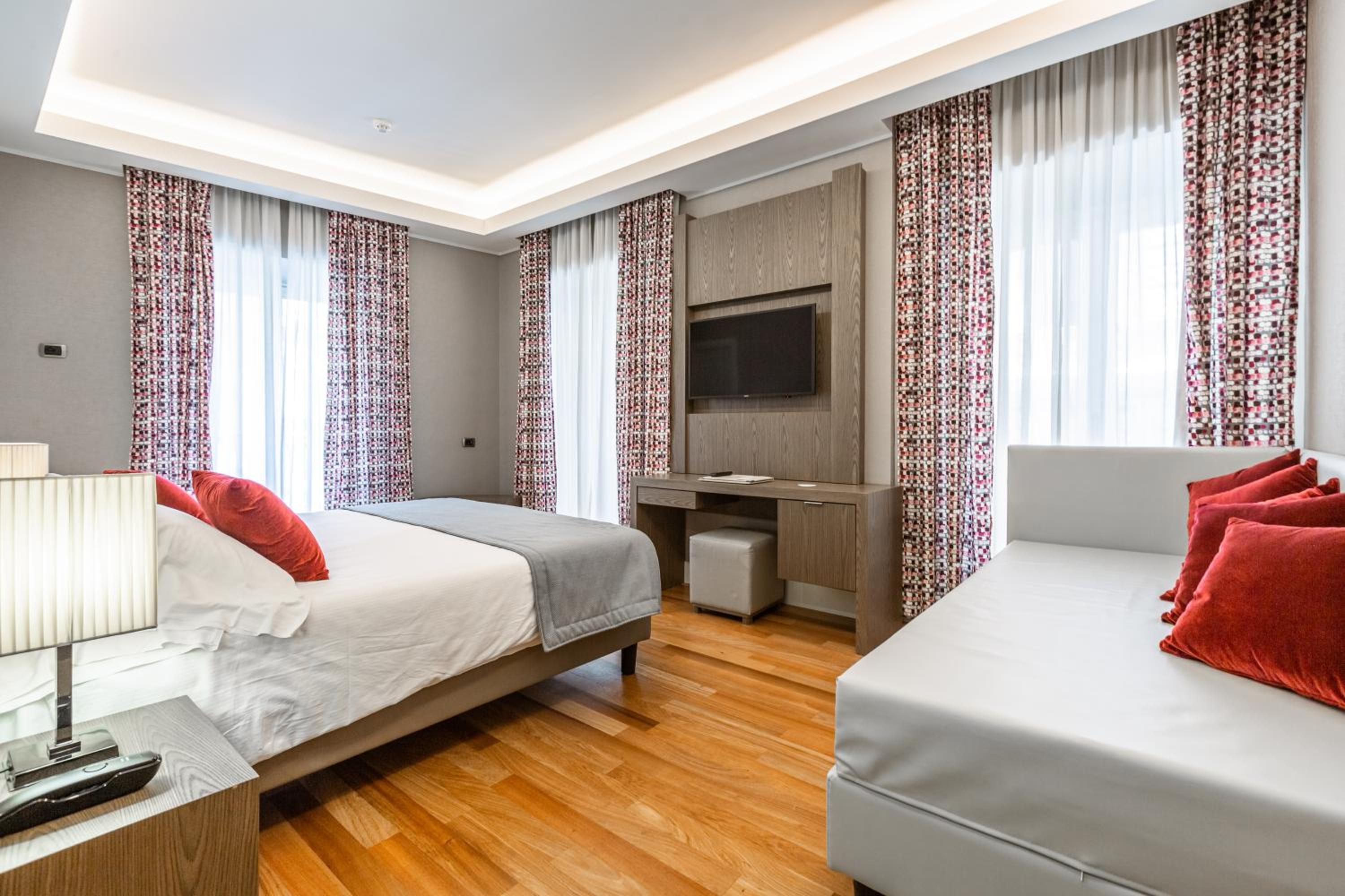Deluxe Double Room thumbnail 6