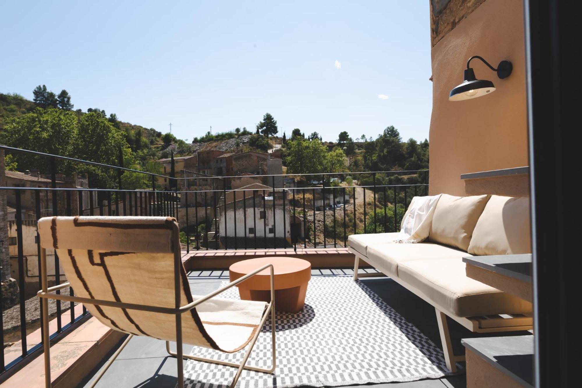 King Suite with Balcony - Photo 9