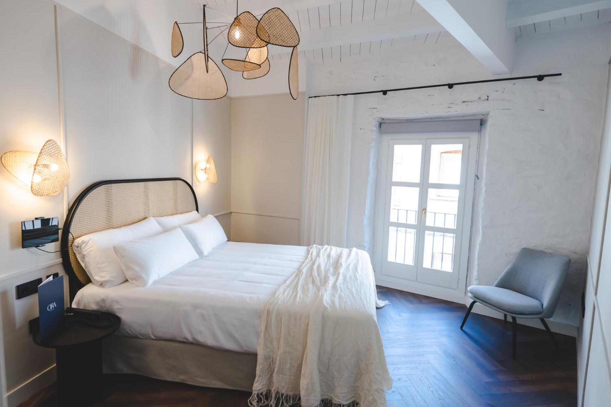 Standard Double Room thumbnail 6