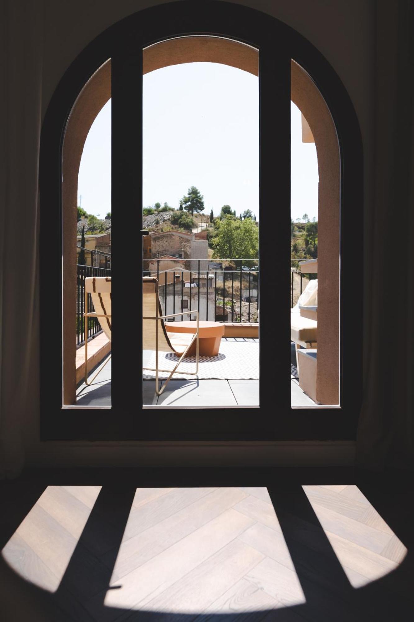 King Suite with Balcony - Photo 11