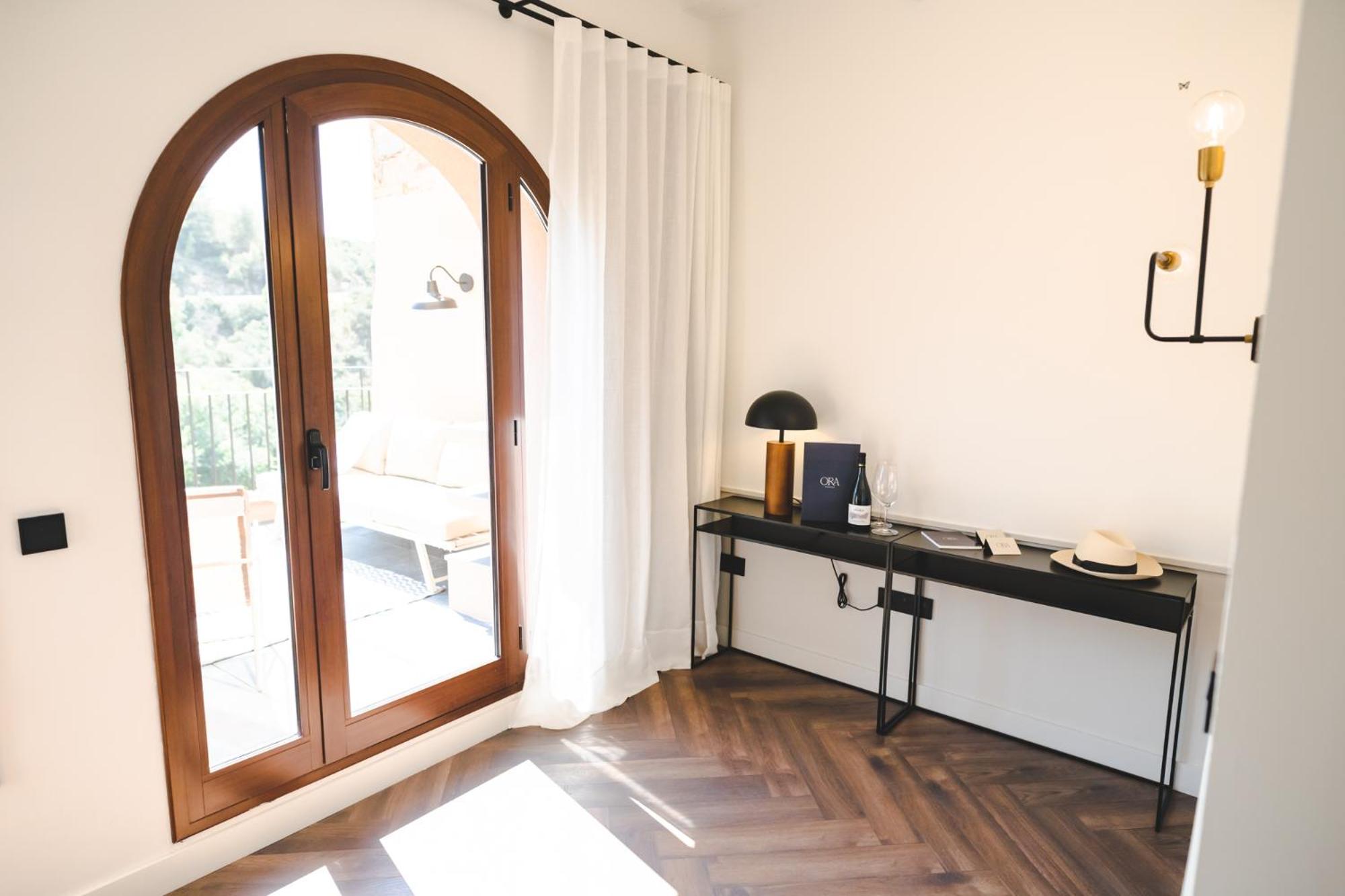 King Suite with Balcony - Photo 8