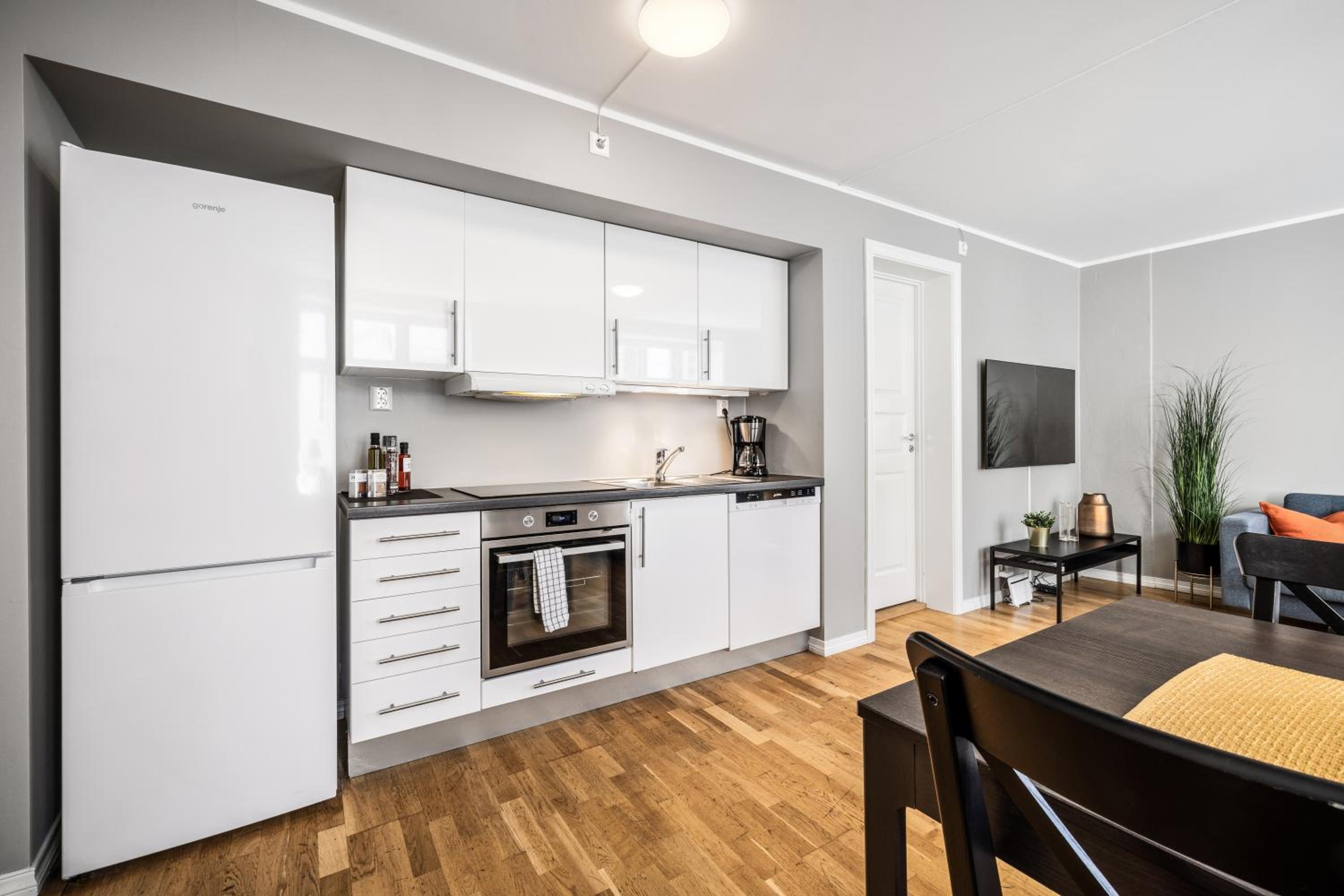 Three-Bedroom Apartment - Ground Floor - Photo 2