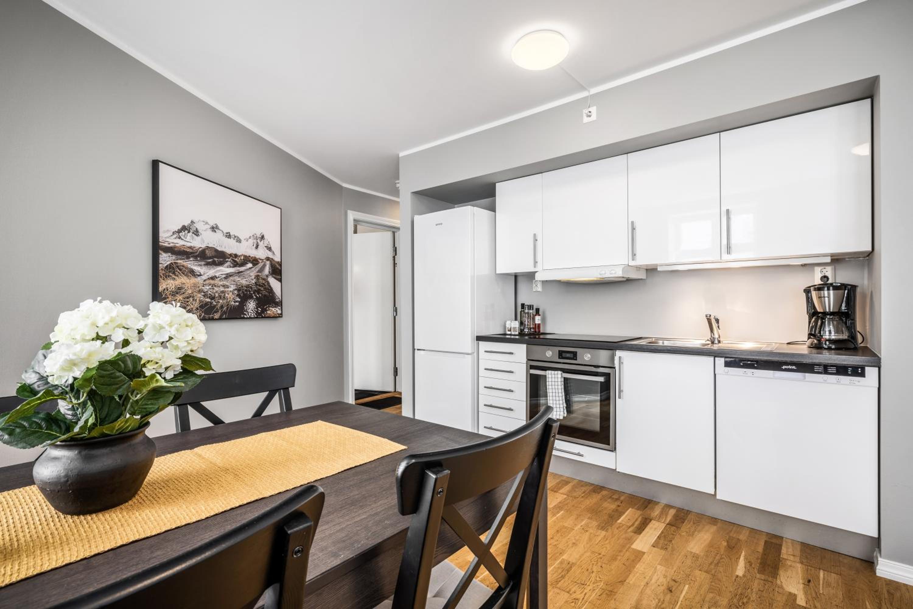 Three-Bedroom Apartment - Ground Floor - Photo 3