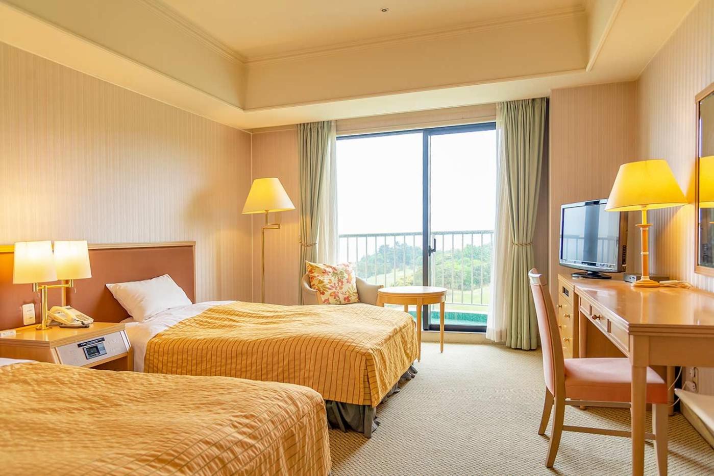 Compact Twin Room with Sea View - Non Smoking photo 1