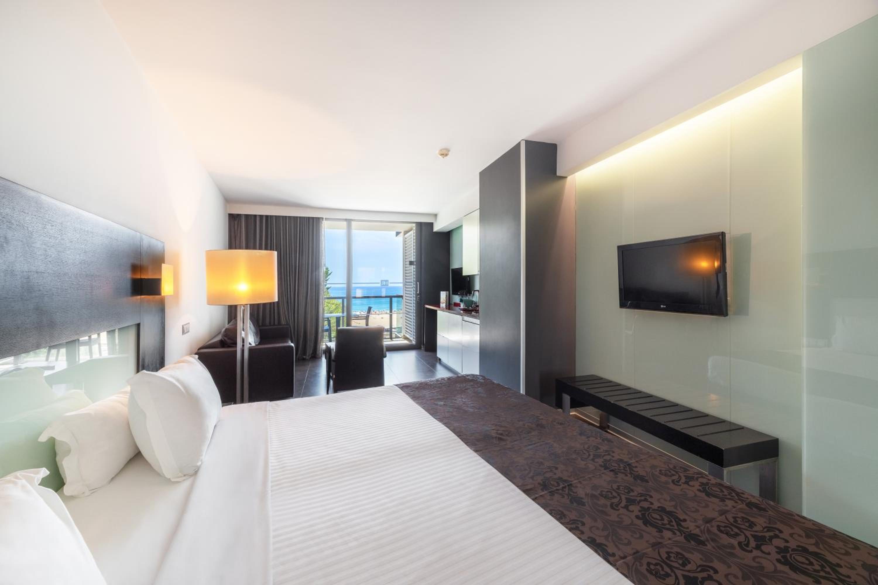 Deluxe Suite with Frontal Sea View