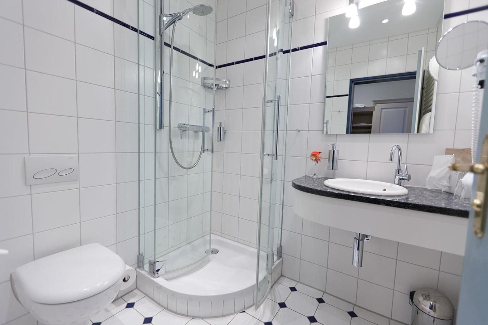 Large Double Room - Photo 4