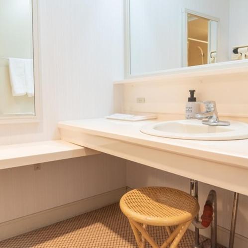 Compact Twin Room with Sea View - Non Smoking photo 2