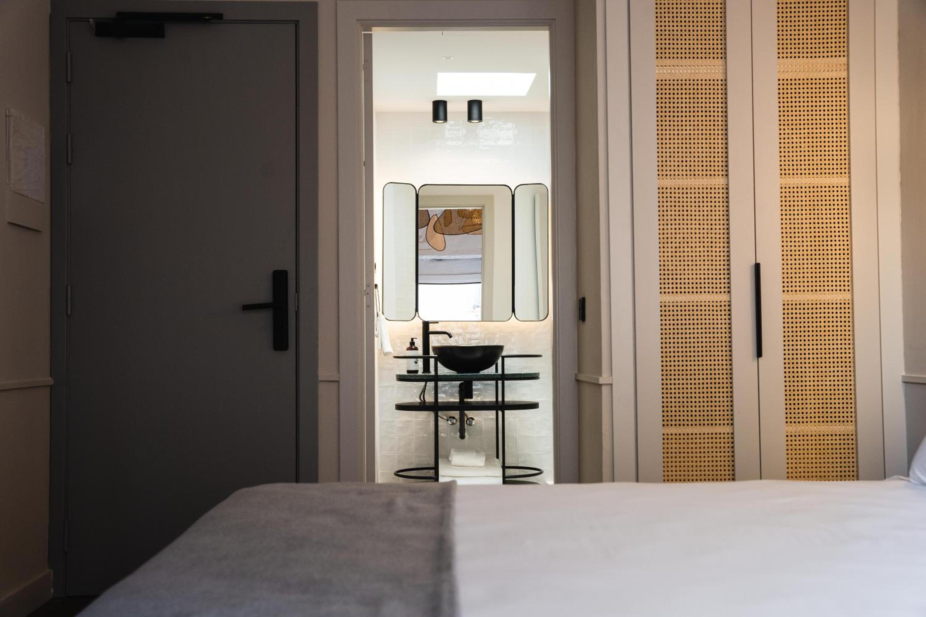 Standard Double Room thumbnail 5