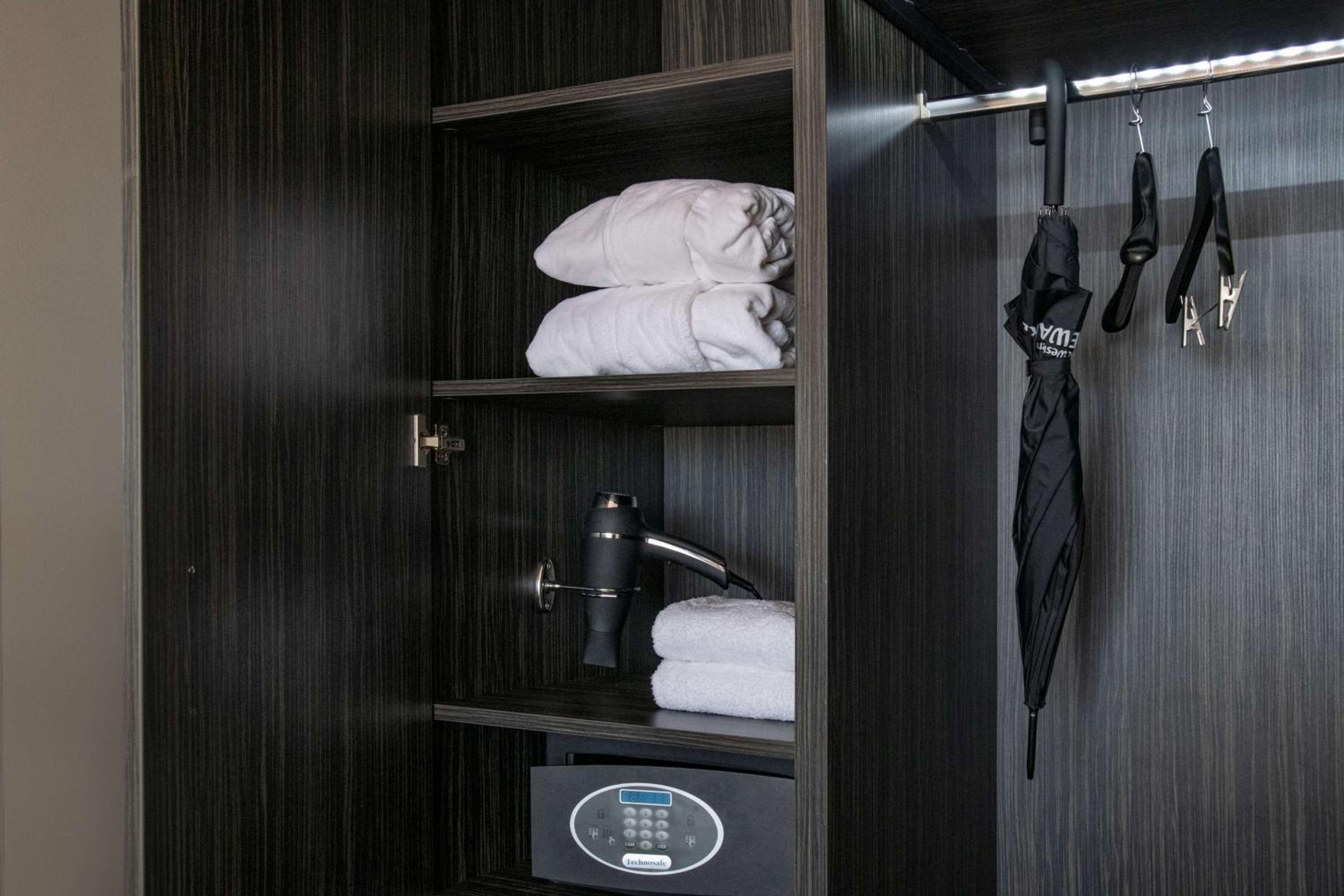 Superior Twin Room with City View photo 3