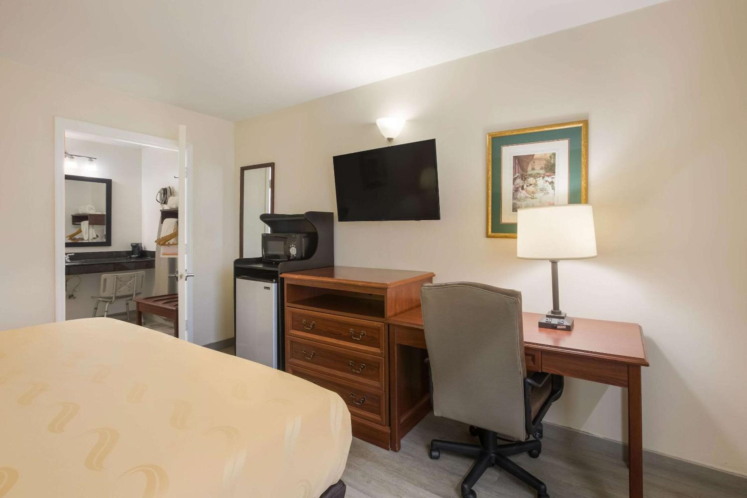Quality Inn & Suites Greensboro near Lake Oconee, Photo 3