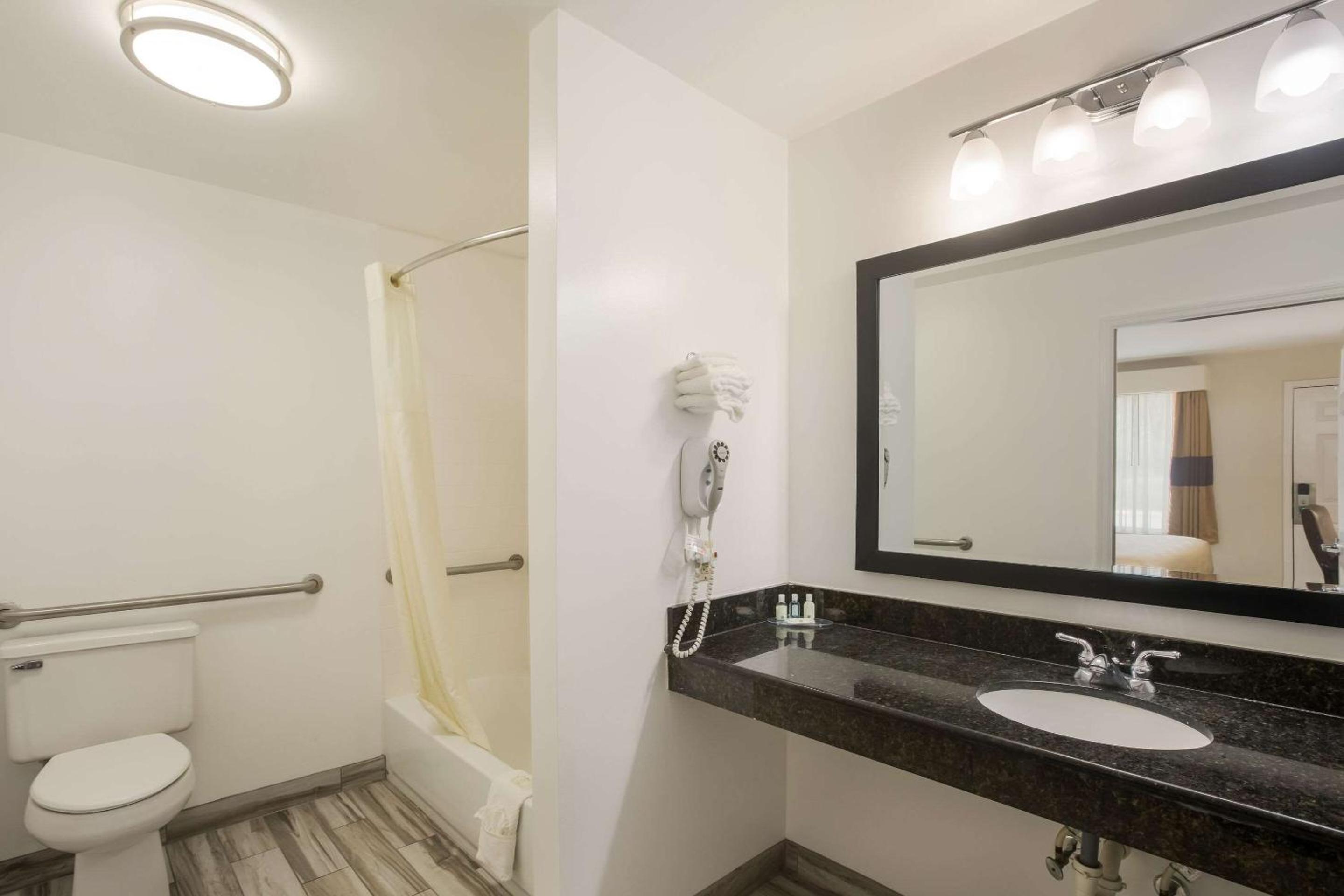 Quality Inn & Suites Greensboro near Lake Oconee, Photo 4