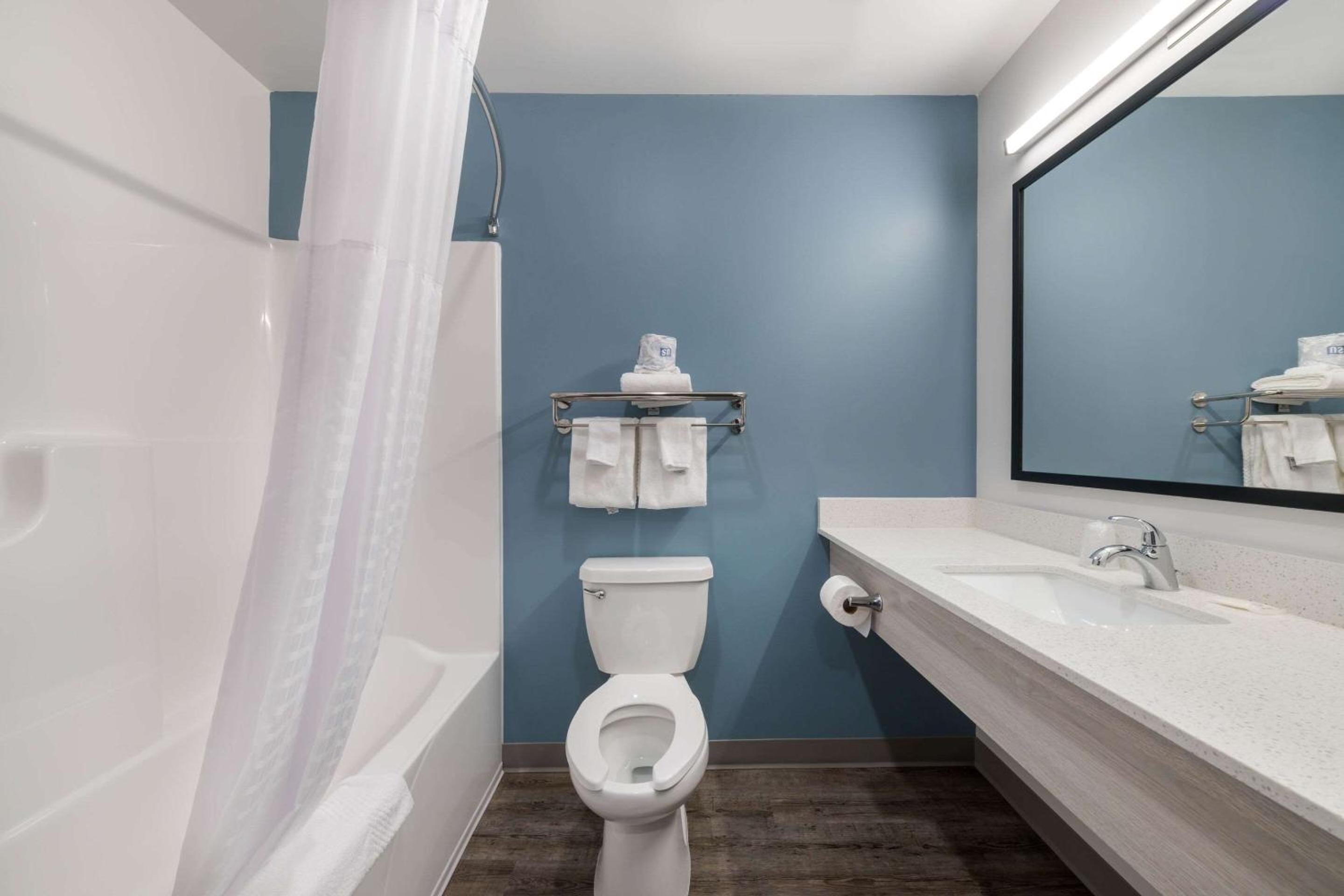 QUEEN SUITE WITH SOFA/DISHWASHER (DISHES/COOKWARE INCLUDED)