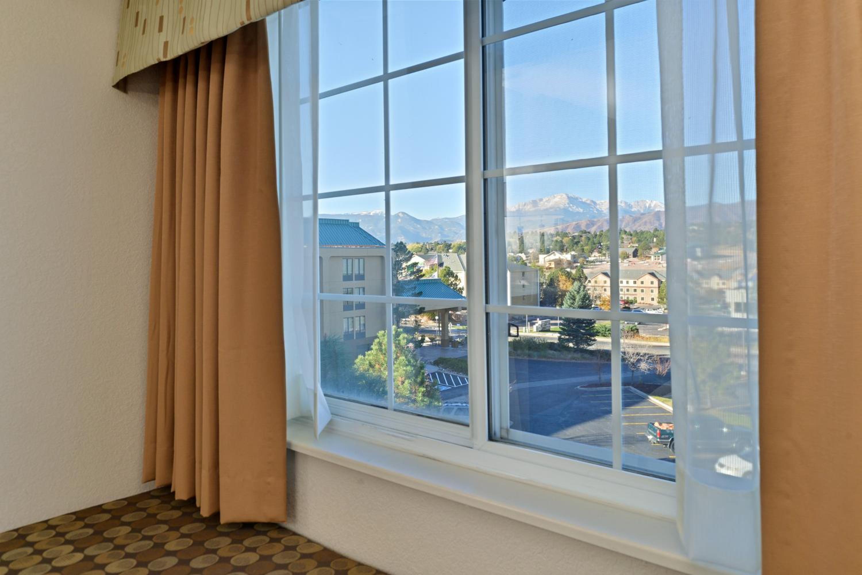 King Suite - Non-Smoking - Photo 3