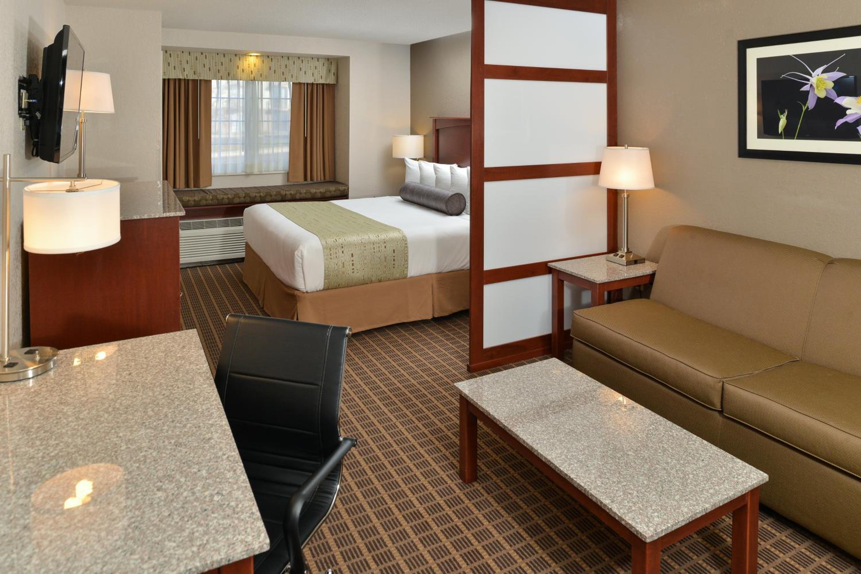 Deluxe King Suite With Mountain View - Photo 7