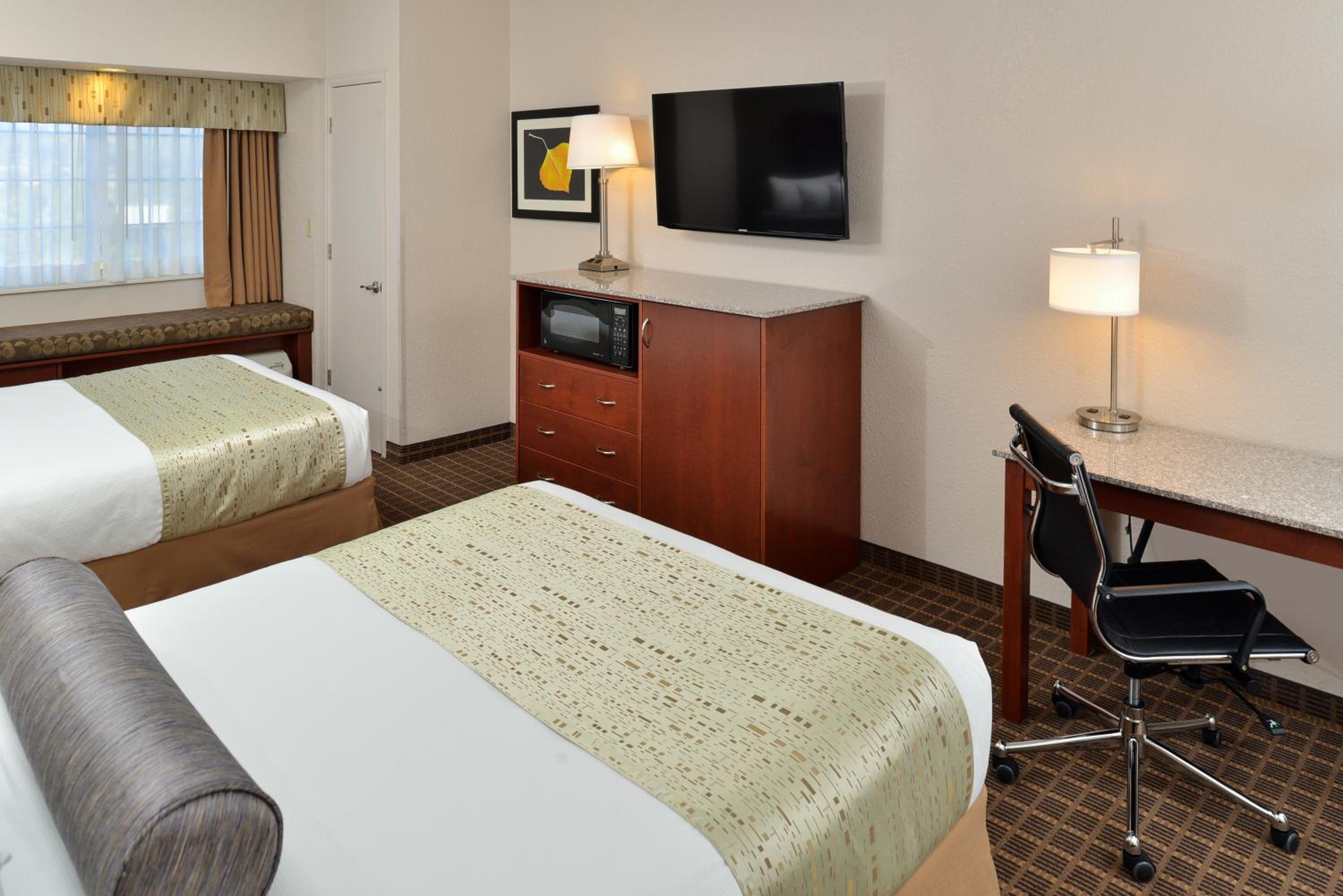 Queen Room with Two Queen Beds - Non-Smoking - Photo 3