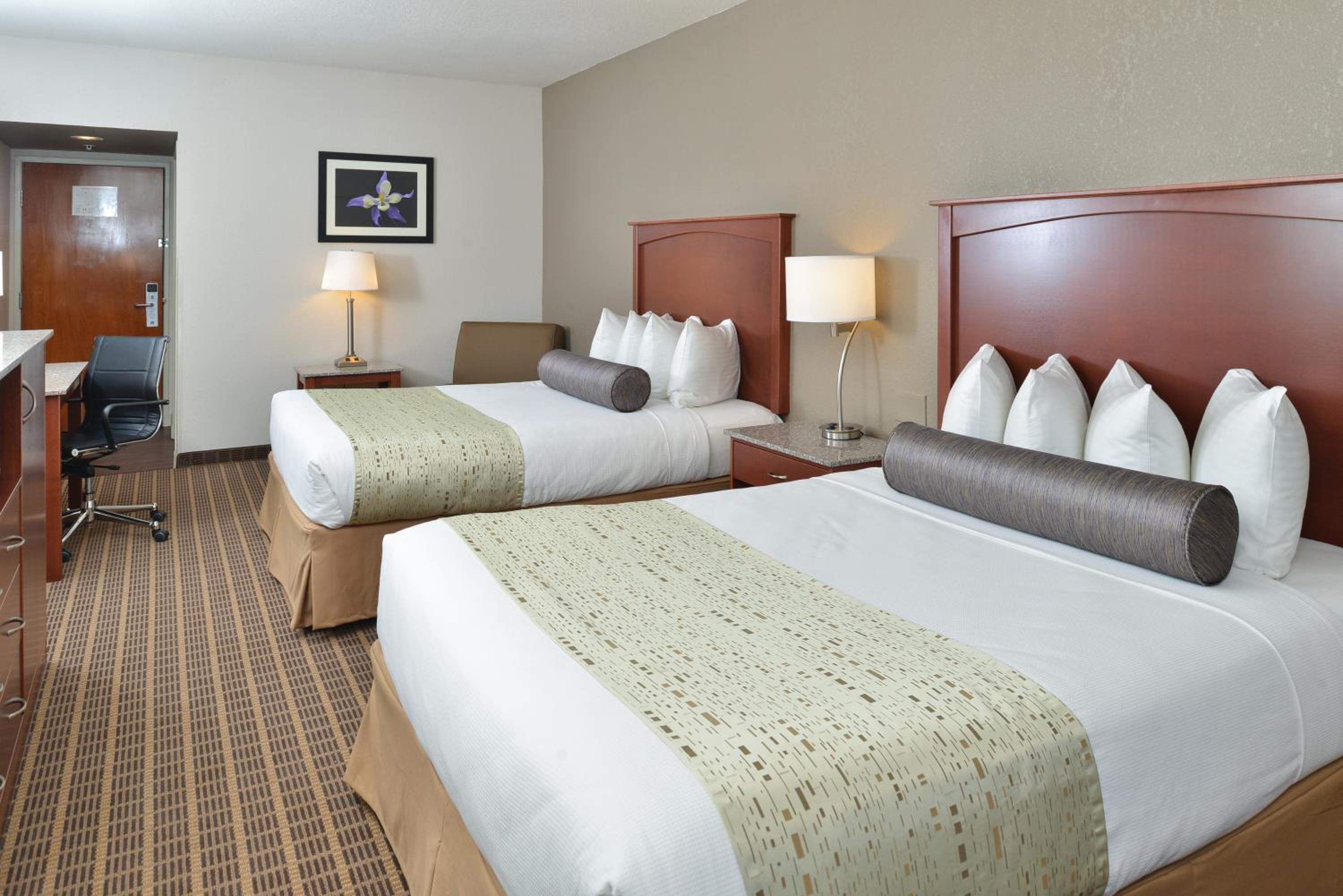 Queen Room with Two Queen Beds - Non-Smoking - Photo 5