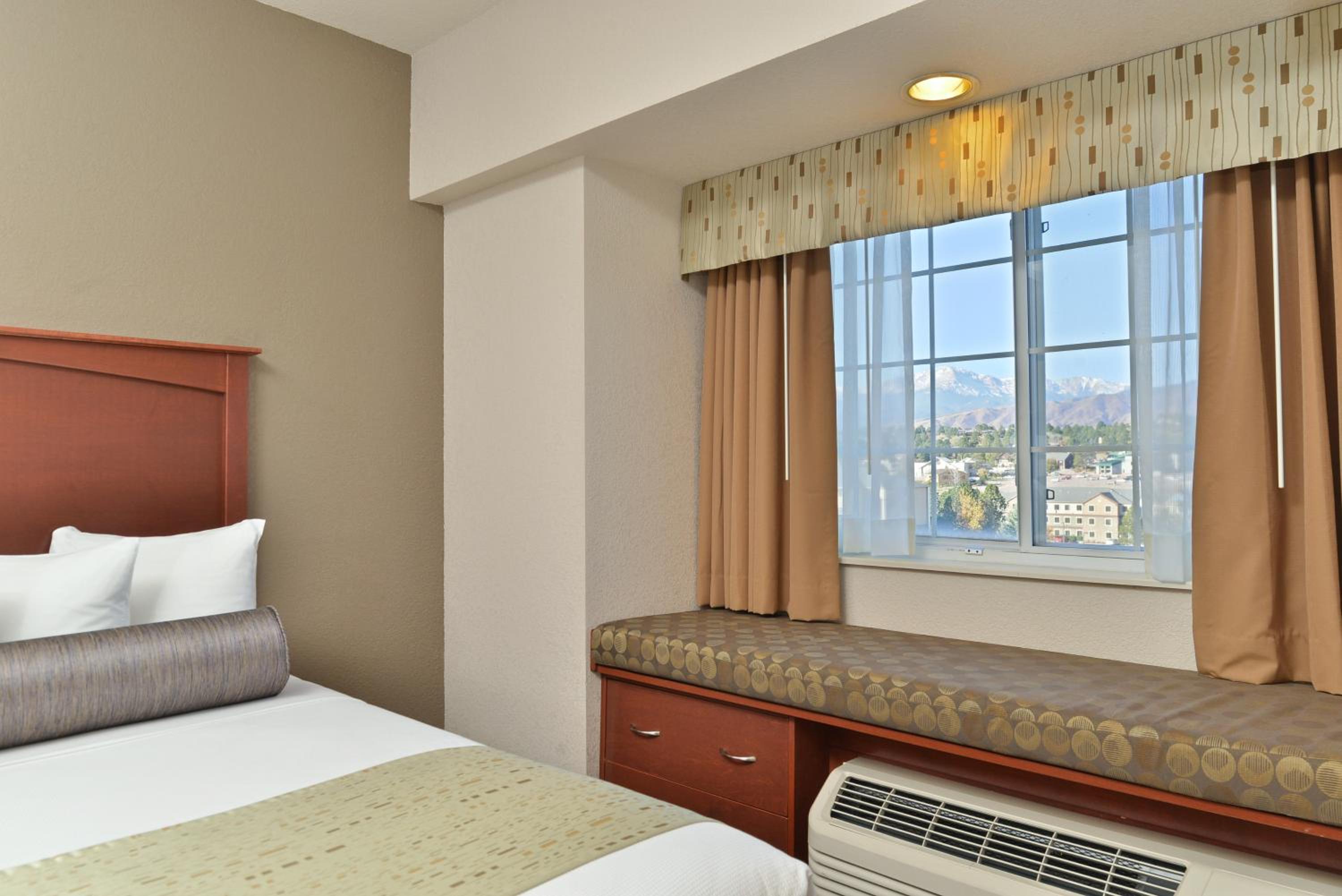 King Suite with Bath Tub - Disability/Non-Smoking - Photo 2