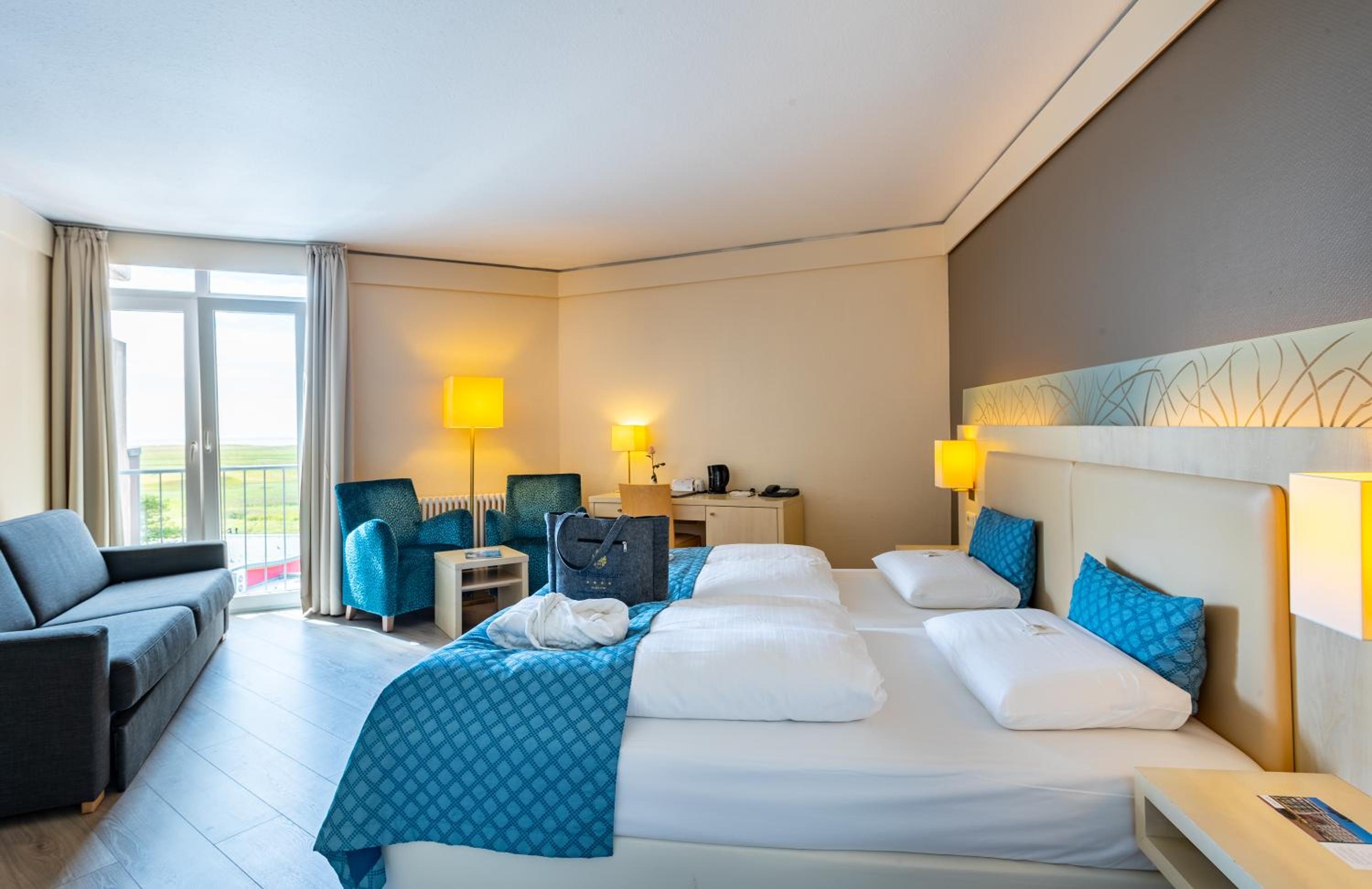 Double Room with Beach View - Photo 2