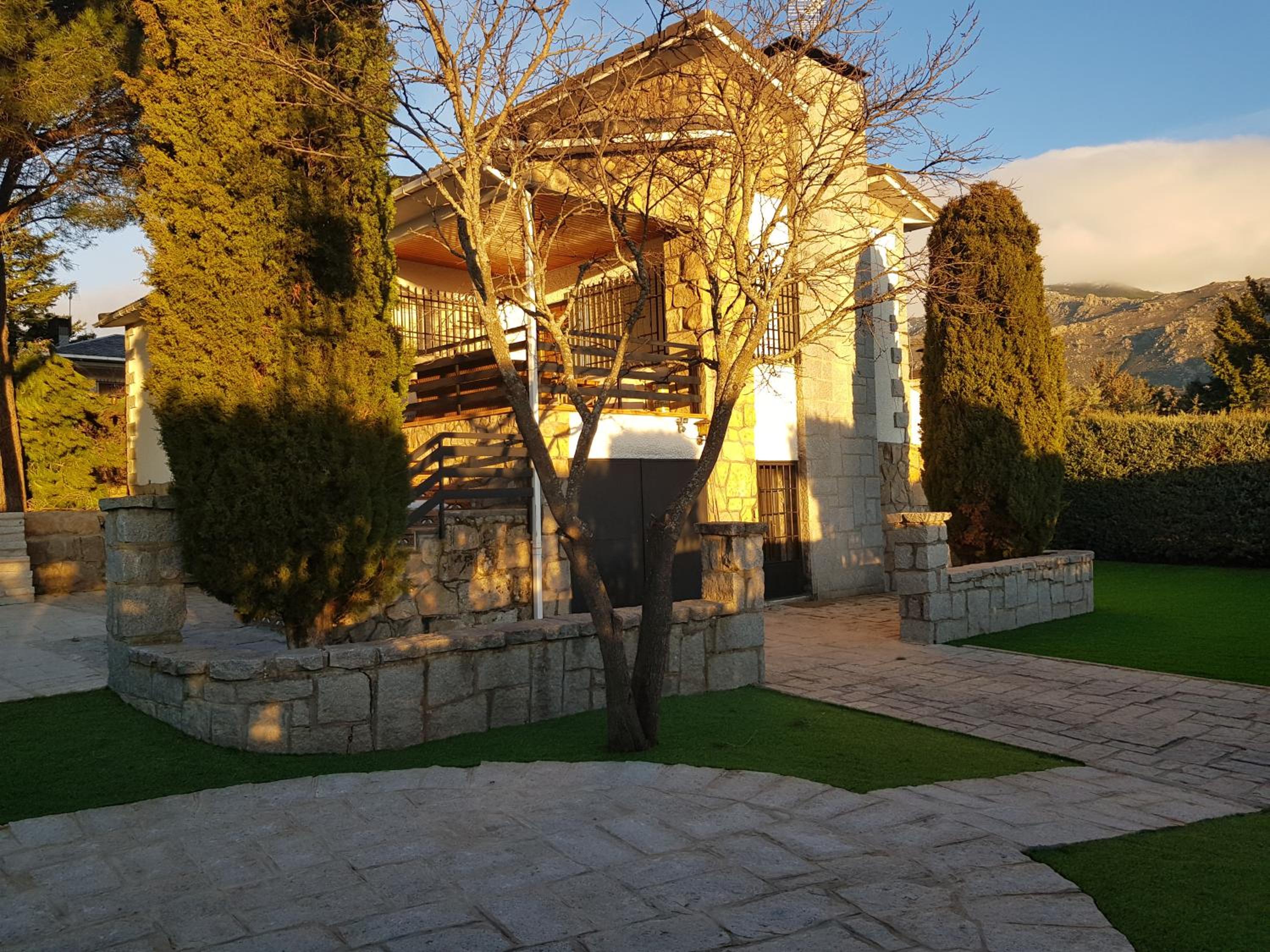 Six-Bedroom House photo 3