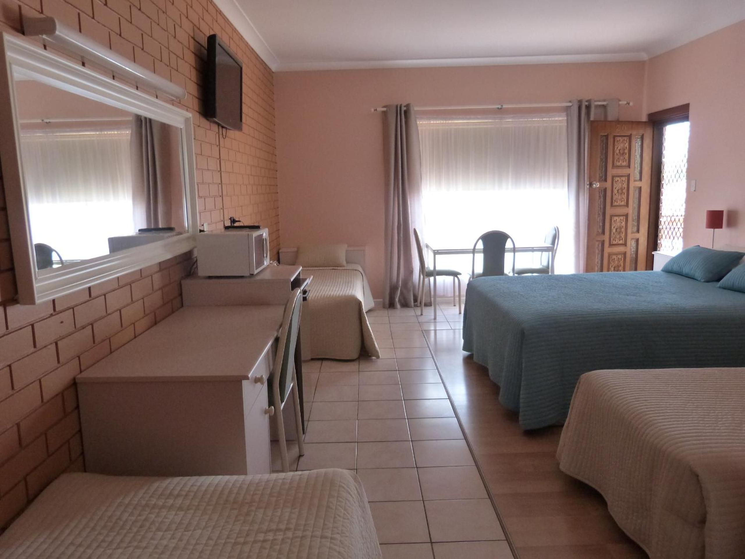 Family Room - Photo 4
