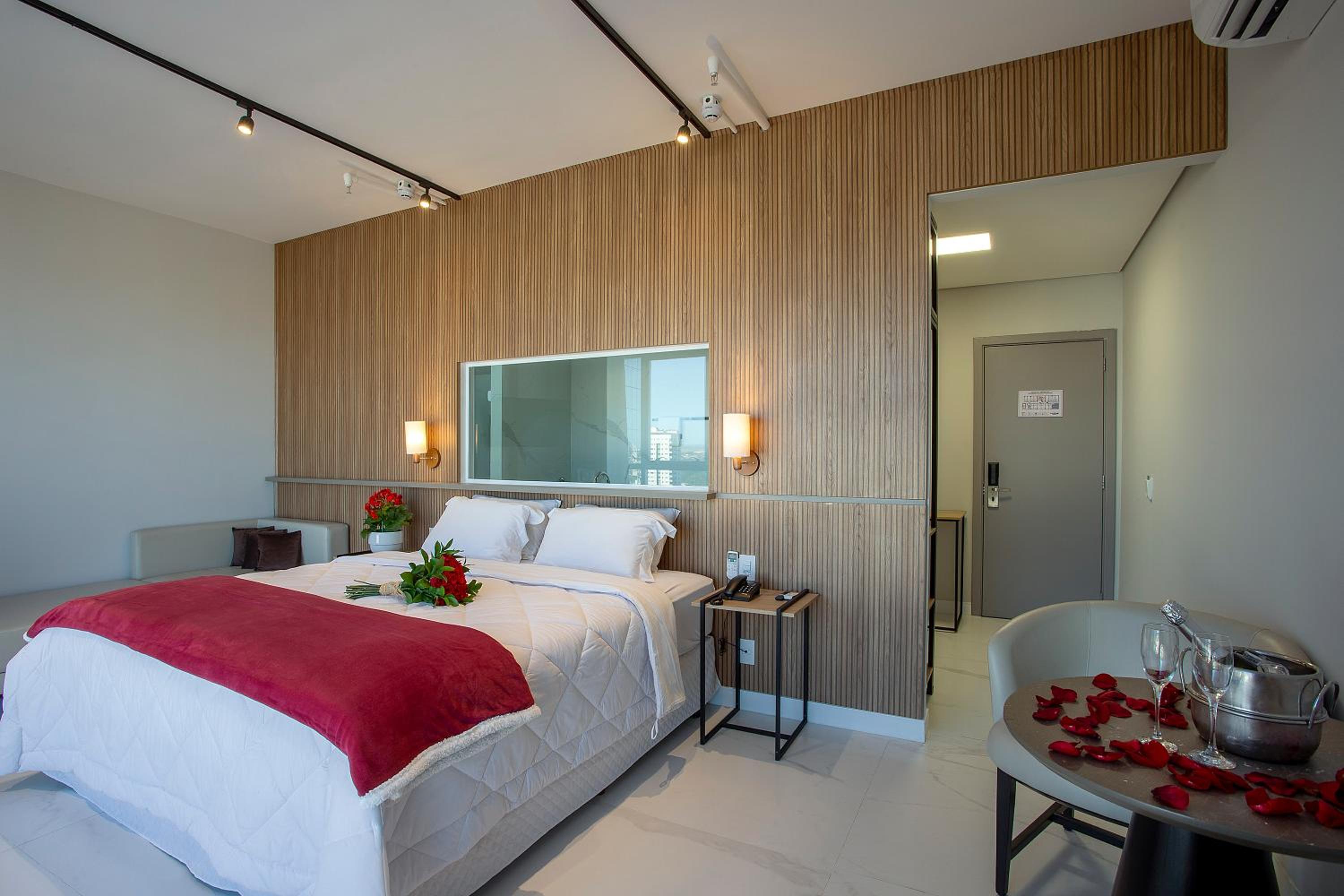 Suite - Photo 3