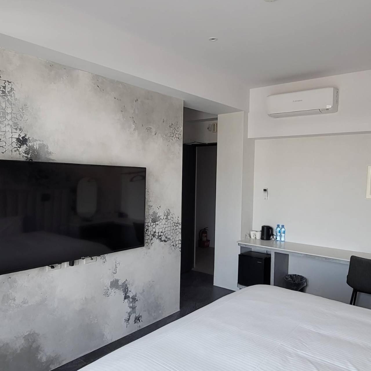 Deluxe King Room photo 2