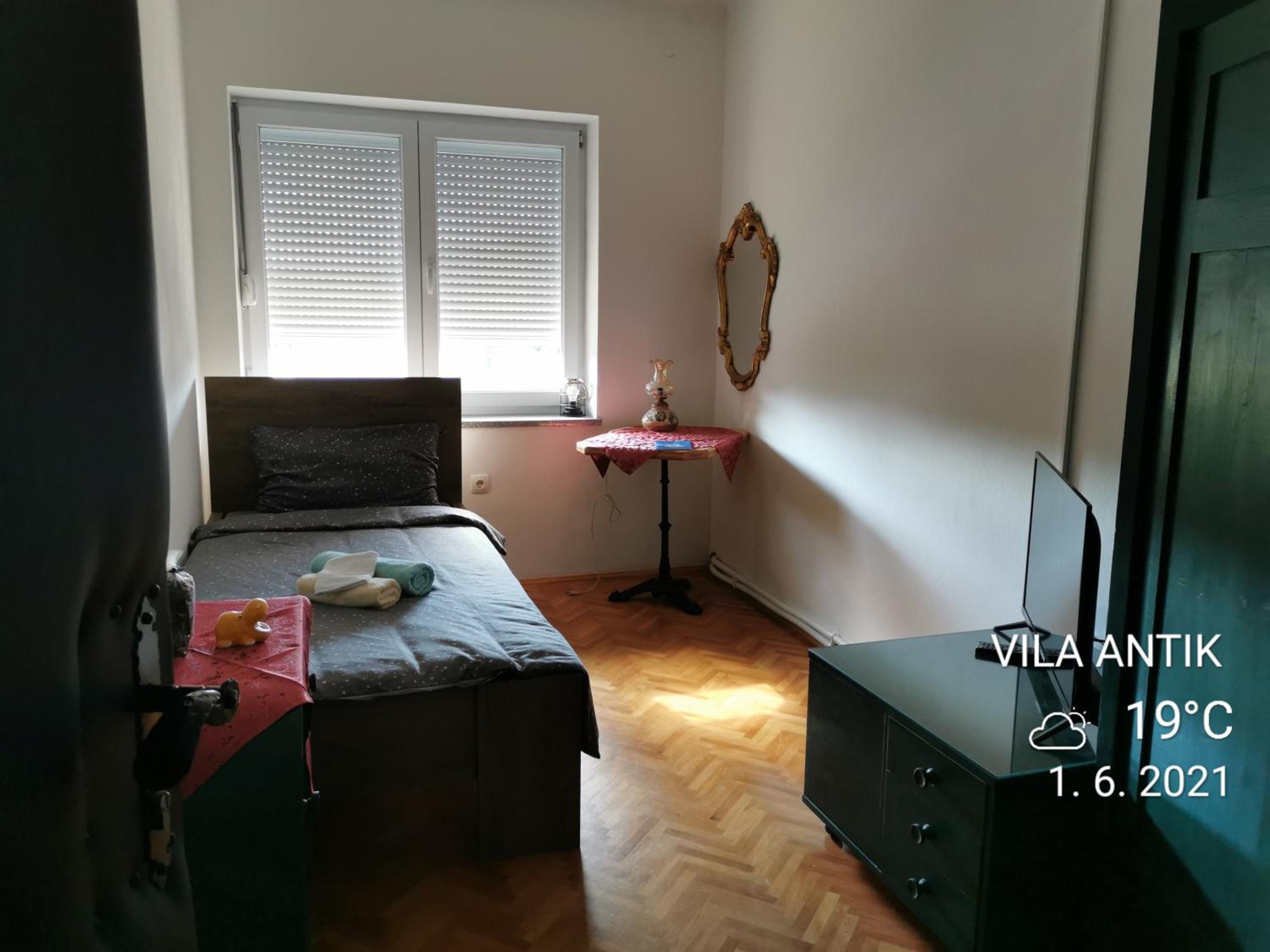 Single Room with Shared Shower and Toilet photo 1