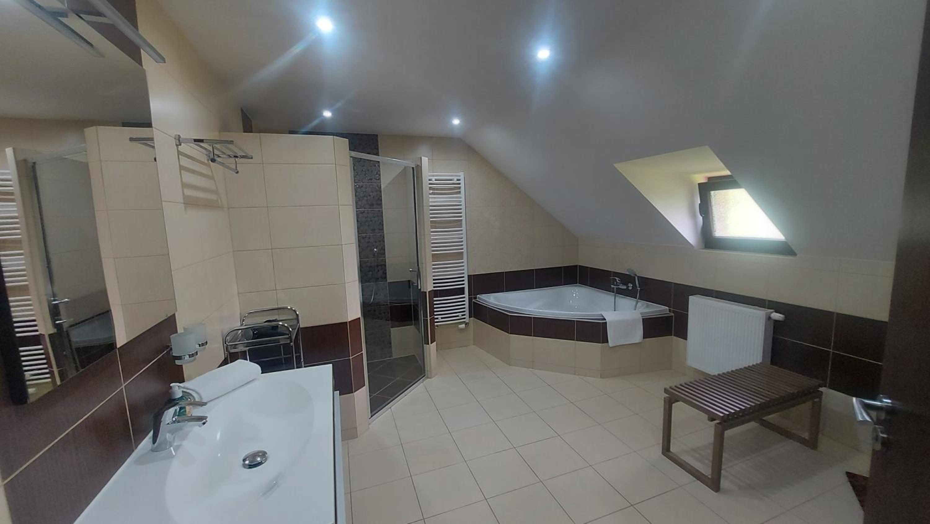 Five-Bedroom House photo 2