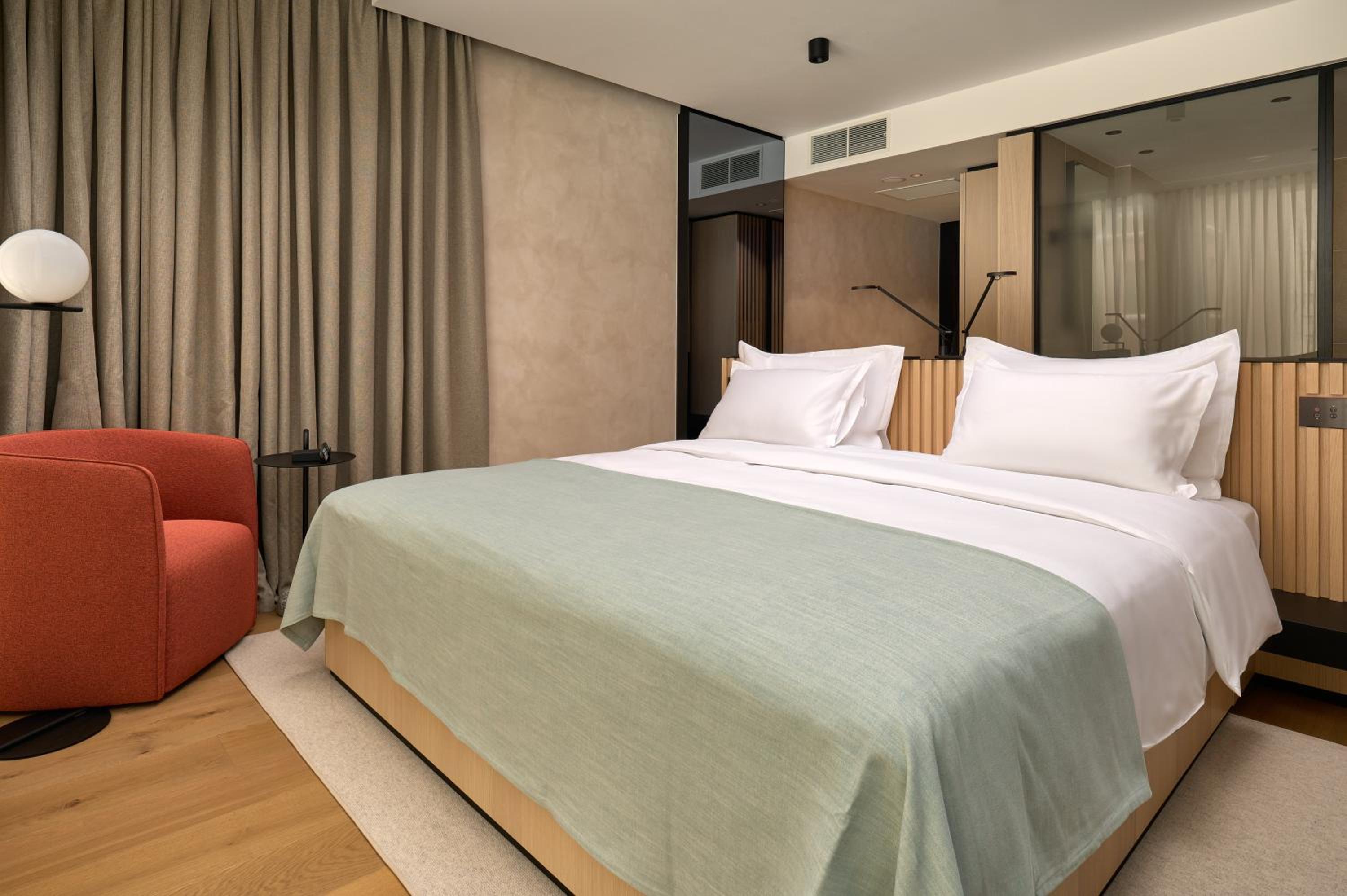 Superior King Room with Street View - Photo 1