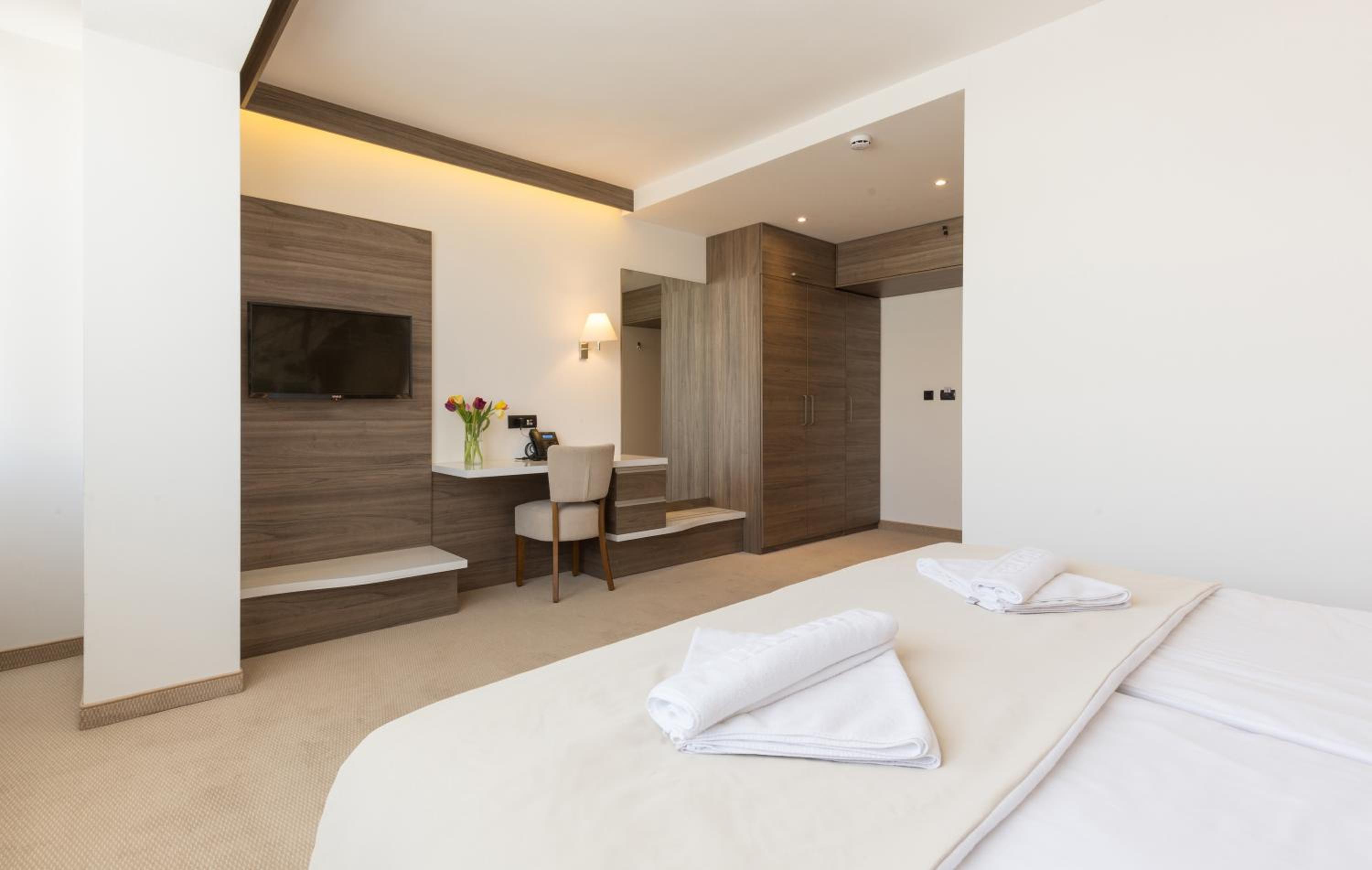 Standard Double or Twin Room - Photo 10