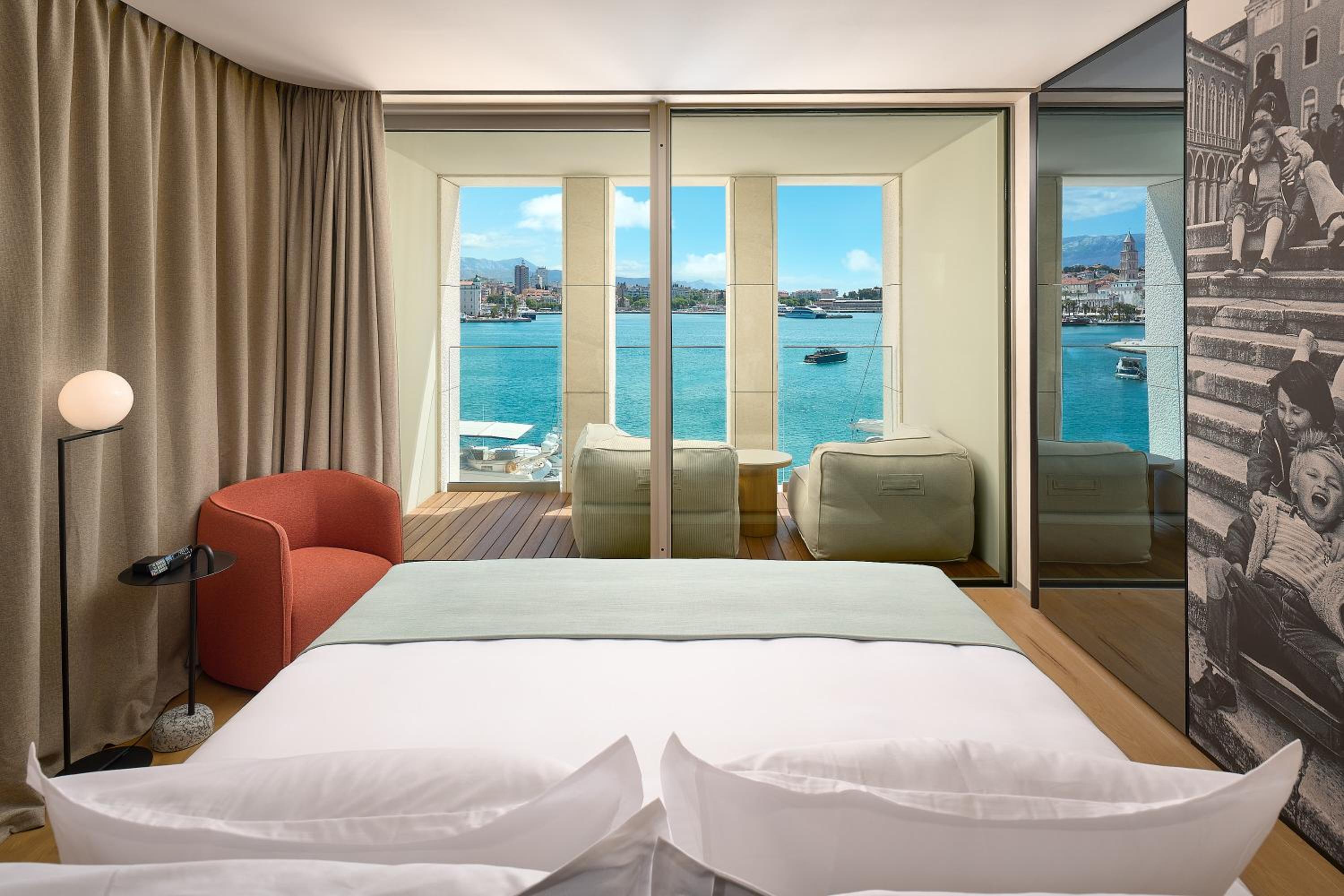 Premium King Room with Balcony and Sea View - Photo 2