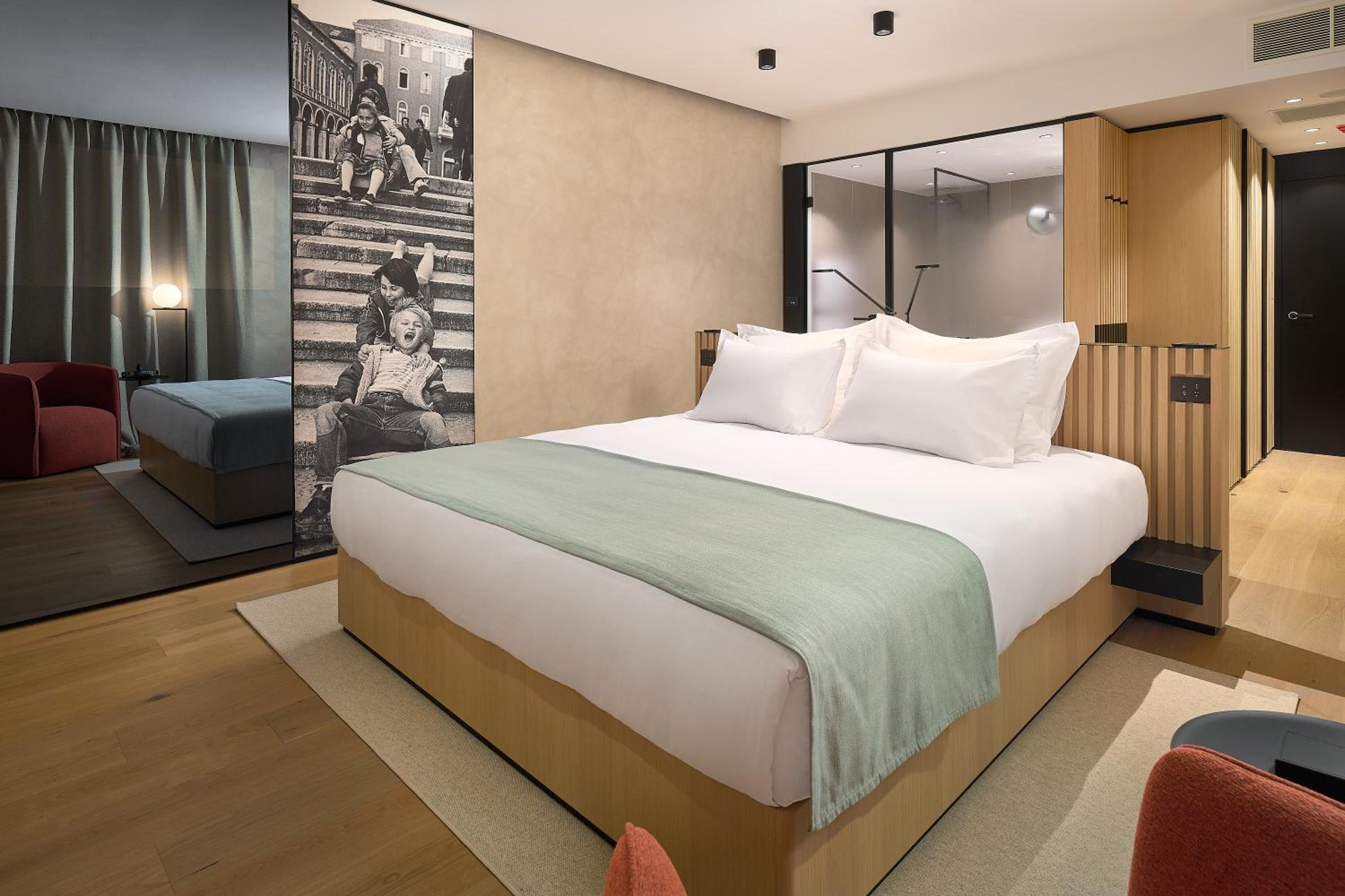 Premium King Room with Balcony and Sea View - Photo 3