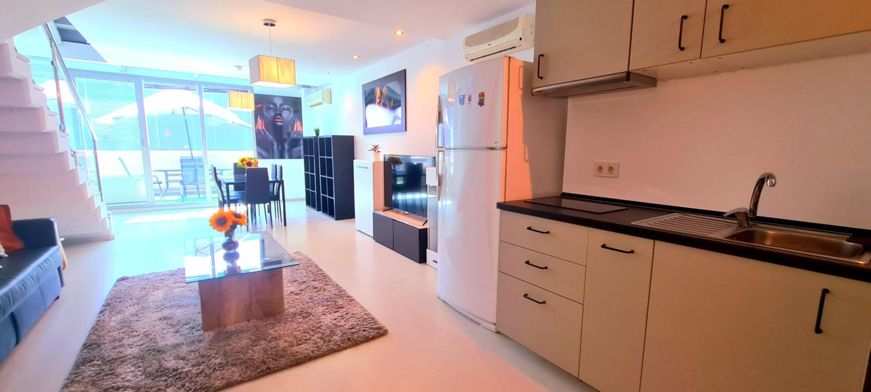 Apartamento de Cuatro Habitaciones con Terraza