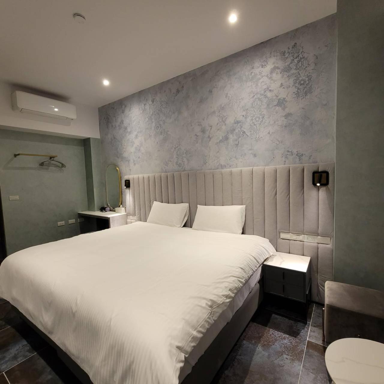 Deluxe King Room photo 2