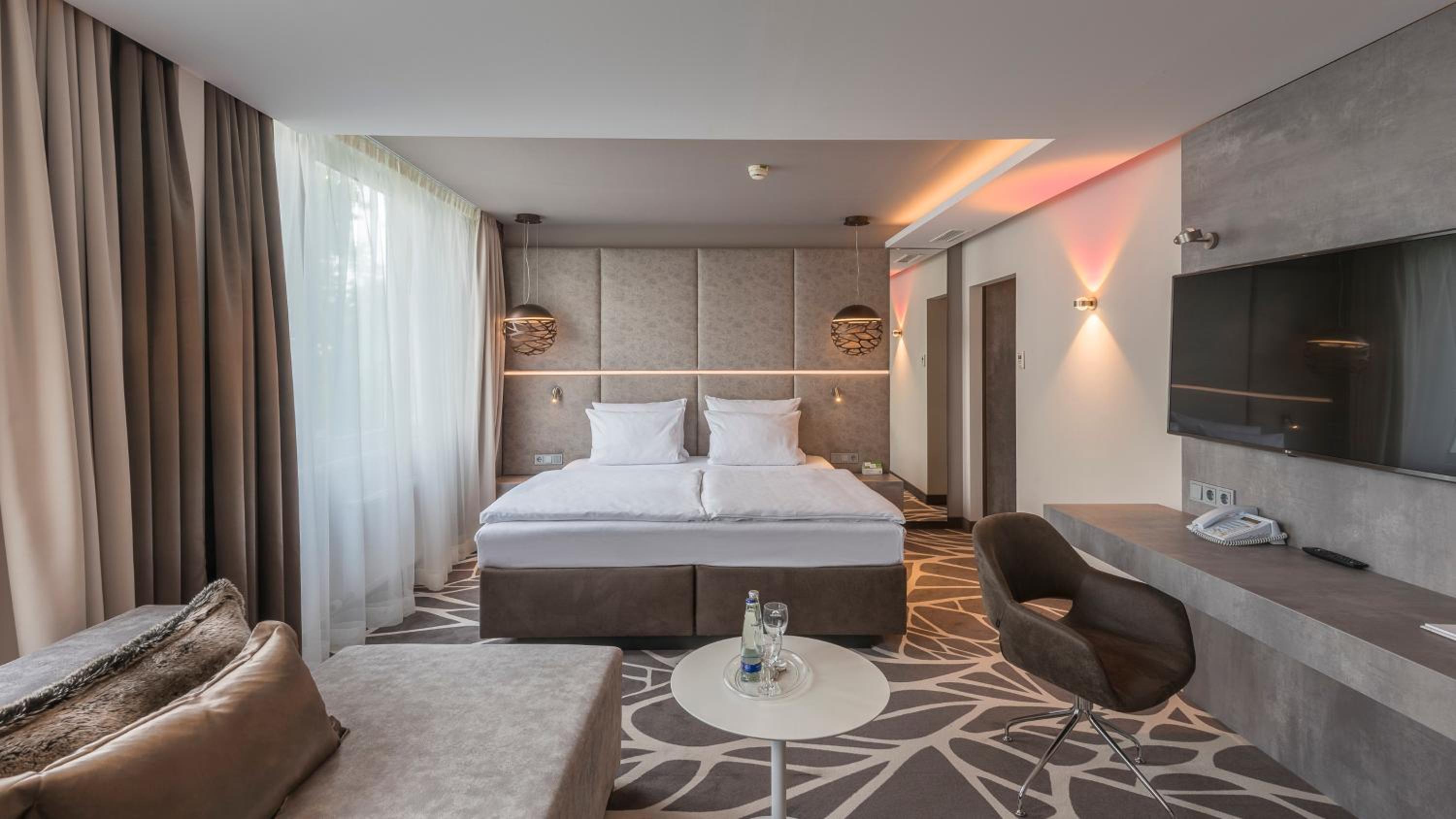 Premium King Room - Photo 6