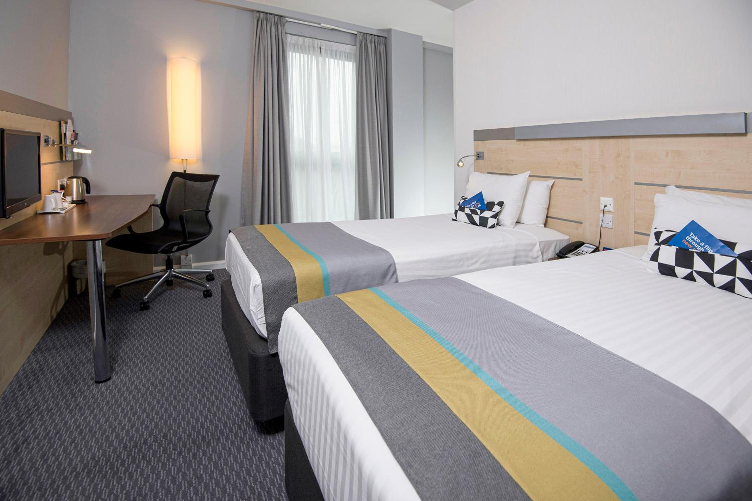 Standard Twin Room with Free Hot Breakfast - Photo 6