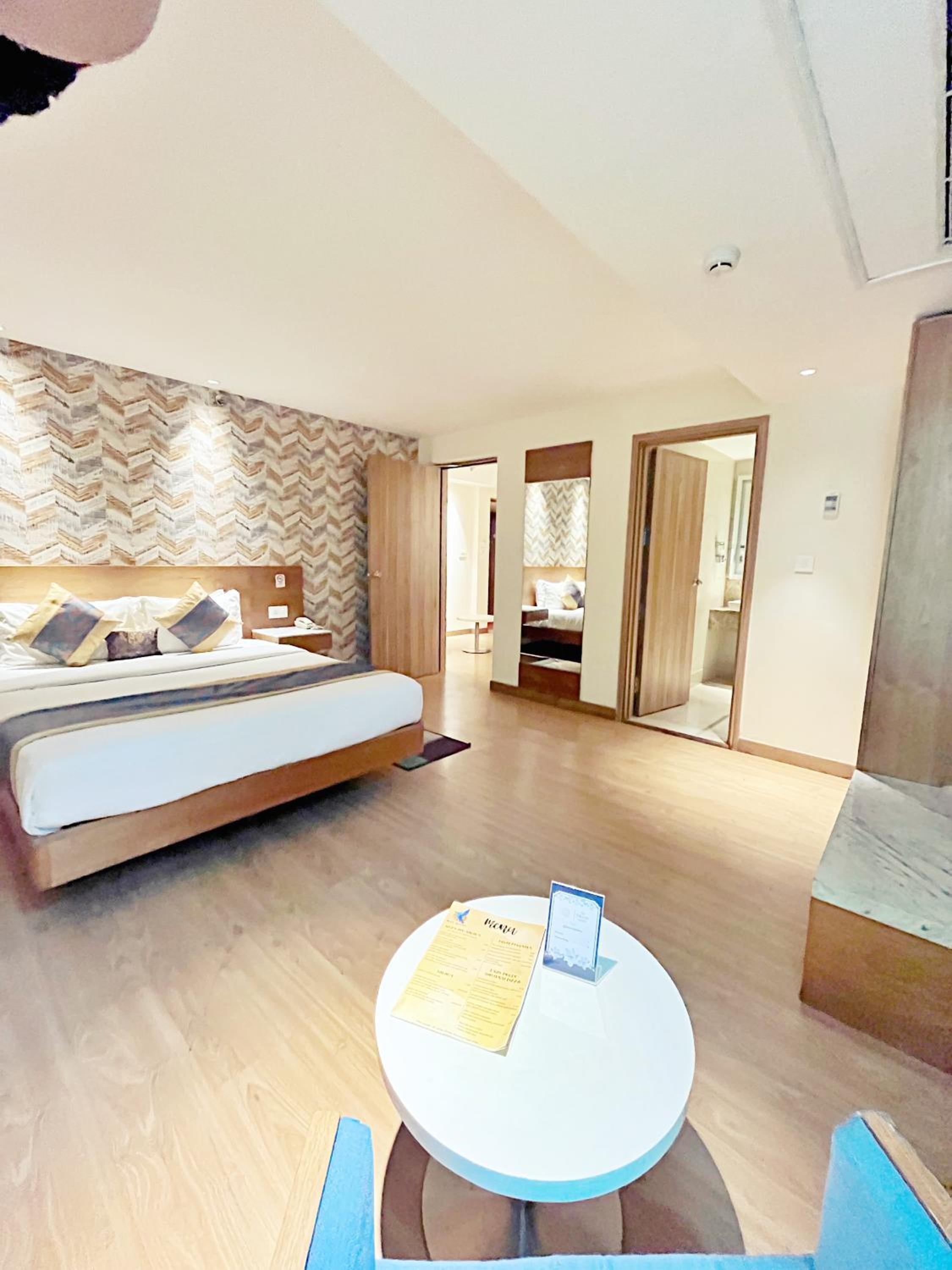 Suite - Photo 12