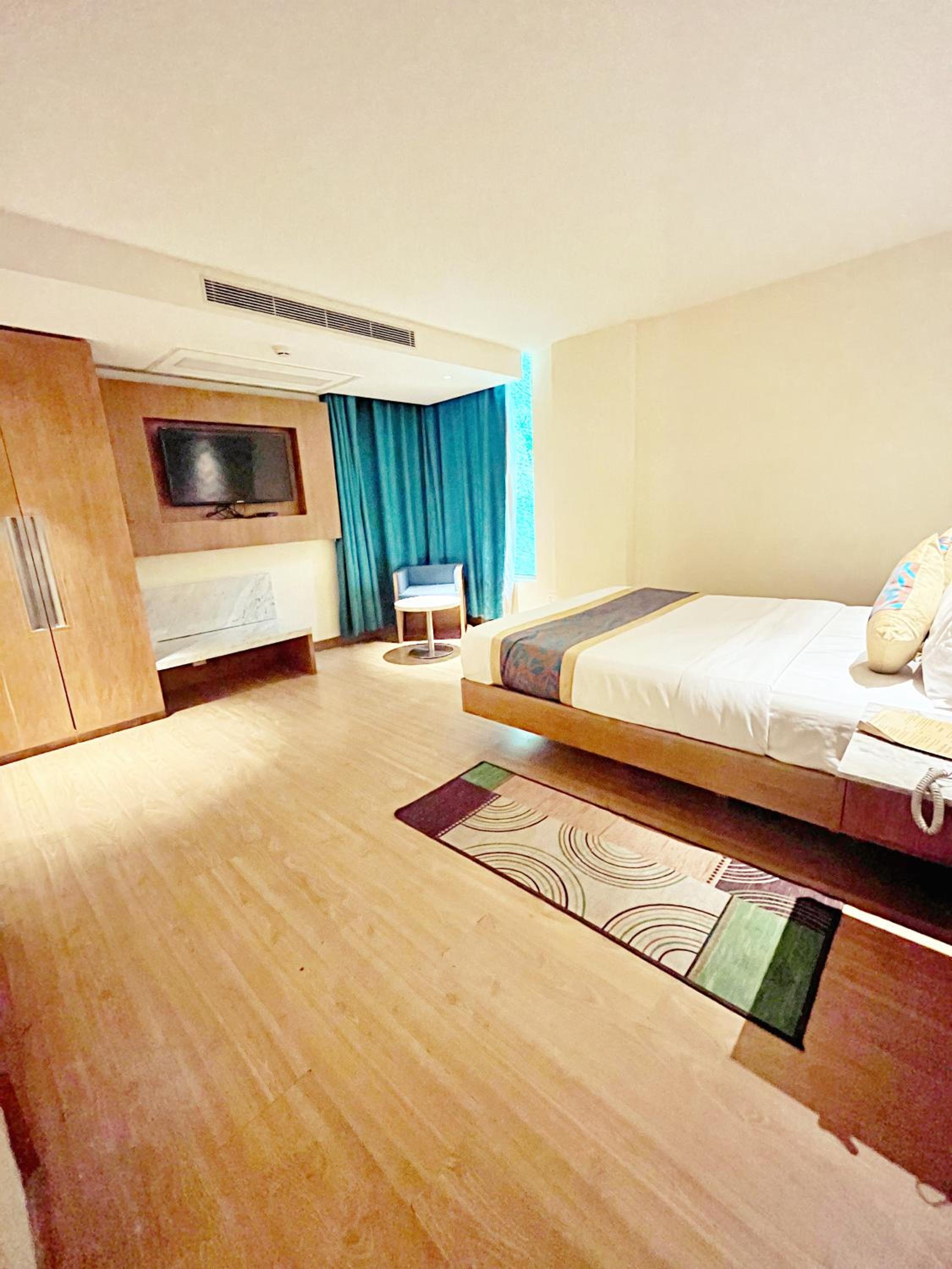 Suite - Photo 15