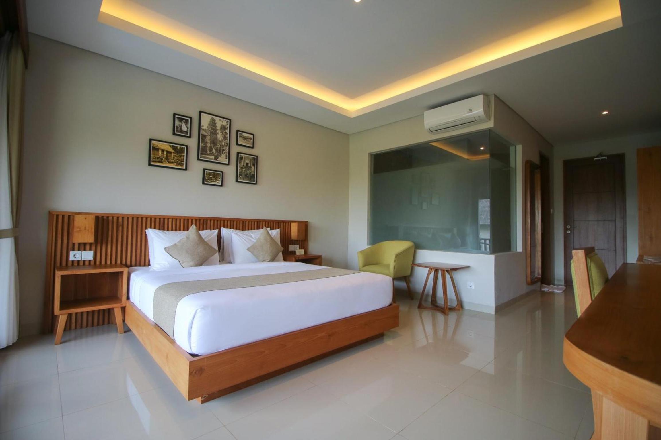 Superior Room with Bathtub and Pool View