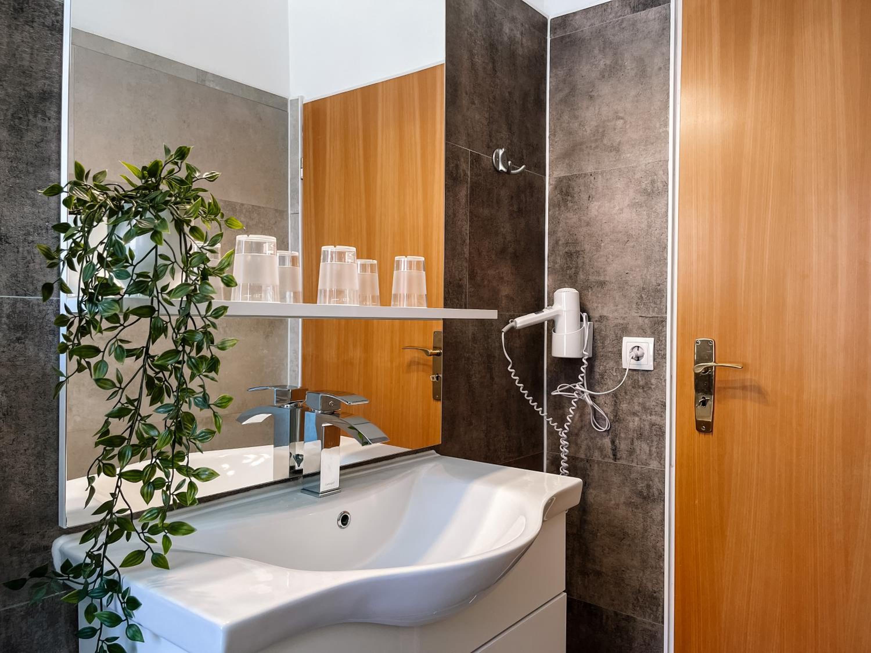 Triple Room - Photo 6