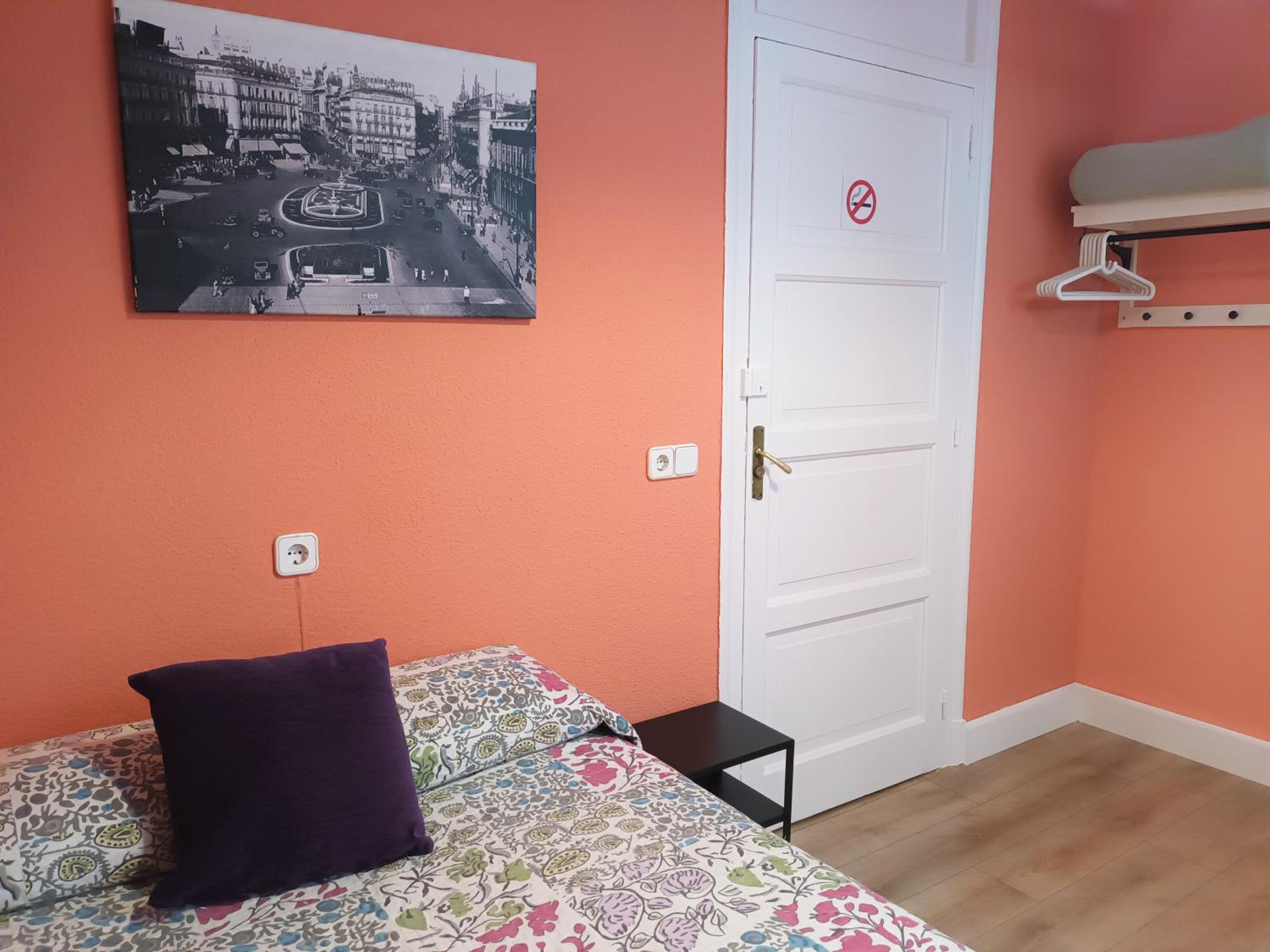 Single Room with Shared Bathroom photo 3